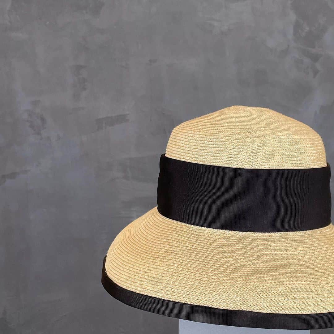 堀江直美さんのインスタグラム写真 - (堀江直美Instagram)「約1年かけて完成した帽子👒  ここ数年HIANDの定番となった帽子ですが今年は更に良いものにしたくてこちらも日本の老舗メーカーさんにお願いして製作致しました🤲🏻  年齢を重ね、帽子のビジュアルはもちろん紫外線カットできることを更に重要視したいと思うようになりました。  つばの内側には日傘にも使用されている国産1級遮光生地を使用しています。こちらの生地を使用することで紫外線を99.9%カットすることが可能です🌞 またこの加工のおかげで帽子自体に安定感が出て風が吹いても飛びにくいということが実現できました。  長く飽きずお使い頂けるようりぼんなどはつけずシンプルに仕上げたのも拘りです。  ママ世代の方は特に子供達と外出することも多く紫外線が気になりますよね。私もその1人で太陽の下で子供達と思いっきり遊びたい反面いつも紫外線を気にしていました…  この夏はこの帽子を愛用しながら太陽の下で沢山思い出が作れたらと思います🌴  良いものを長く…っという職人さんの思いも伝われば幸いです。  いよいよ本日20時発売です🛒 @hiand_official   ※本日から5月下旬にかけて順次発送となります  #HIAND#ハイアンド#紫外線対策#日焼け対策」5月11日 18時25分 - naomiiiiiiiiiiii