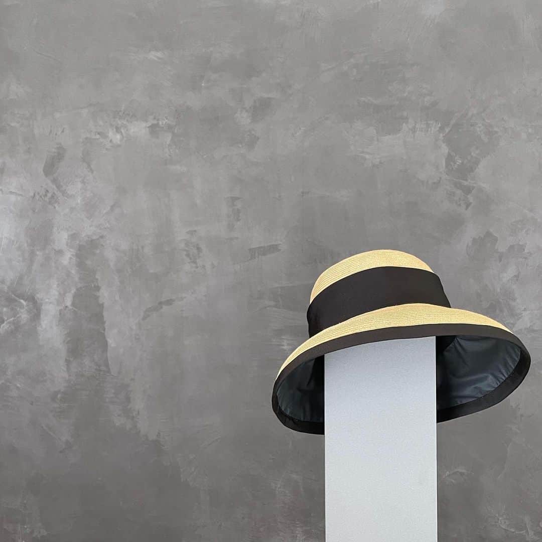 堀江直美さんのインスタグラム写真 - (堀江直美Instagram)「約1年かけて完成した帽子👒  ここ数年HIANDの定番となった帽子ですが今年は更に良いものにしたくてこちらも日本の老舗メーカーさんにお願いして製作致しました🤲🏻  年齢を重ね、帽子のビジュアルはもちろん紫外線カットできることを更に重要視したいと思うようになりました。  つばの内側には日傘にも使用されている国産1級遮光生地を使用しています。こちらの生地を使用することで紫外線を99.9%カットすることが可能です🌞 またこの加工のおかげで帽子自体に安定感が出て風が吹いても飛びにくいということが実現できました。  長く飽きずお使い頂けるようりぼんなどはつけずシンプルに仕上げたのも拘りです。  ママ世代の方は特に子供達と外出することも多く紫外線が気になりますよね。私もその1人で太陽の下で子供達と思いっきり遊びたい反面いつも紫外線を気にしていました…  この夏はこの帽子を愛用しながら太陽の下で沢山思い出が作れたらと思います🌴  良いものを長く…っという職人さんの思いも伝われば幸いです。  いよいよ本日20時発売です🛒 @hiand_official   ※本日から5月下旬にかけて順次発送となります  #HIAND#ハイアンド#紫外線対策#日焼け対策」5月11日 18時25分 - naomiiiiiiiiiiii