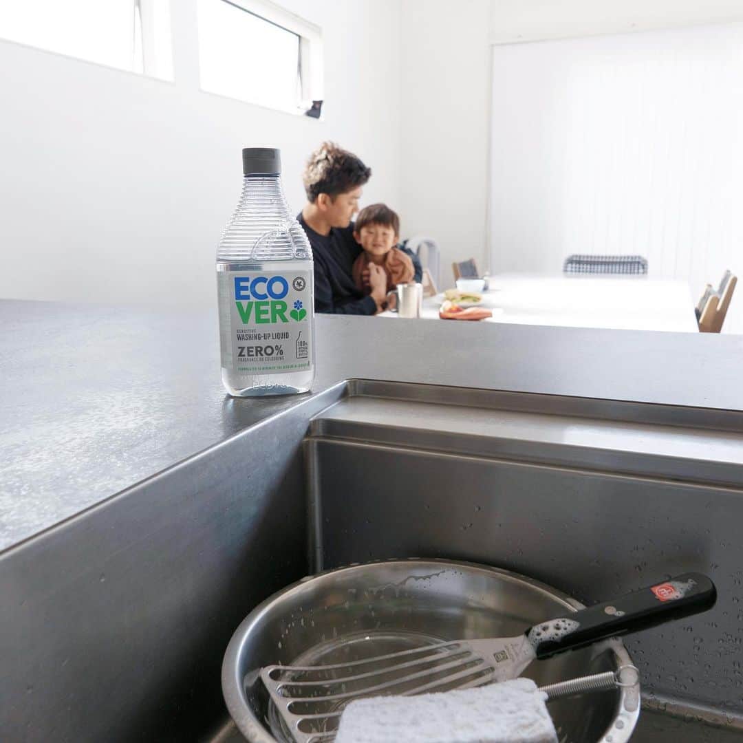 中川珠里さんのインスタグラム写真 - (中川珠里Instagram)「.﻿ ﻿ やらない日はない洗い物🌀﻿ 毎日手肌に触れる食器洗剤選びは重要です﻿ エコベールは手肌に優しいながらに﻿ 洗浄力もしっかりしているなと感じました😌﻿ 環境への優しさも考慮されています🍃﻿ ﻿ 「ECOVER」はあなたの手に“いたわり”をお届けするべくInstagramでエコベールゼロが当たるキャンペーンをスタートしています。﻿ ﻿ ○応募方法﻿ ECOVER公式Instagram @ecover.Japan をフォローし﻿ エコベール食器用洗剤を使っている写真or洗い終わったお皿を持っている写真に﻿#エコベールいたわり #ECOVER   をつけて、いずれかの写真をInstagramに投稿すると﻿ 抽選で50名様の方に商品プレゼントされます。﻿ ﻿ ○応募期間は、6/30まで﻿ 当選者には後日エコベールの公式InstagramアカウントからDMにて連絡が来ます﻿ ﻿ ぜひ参加してエコベールを当ててくださいっ✊🏽﻿ ﻿ ﻿ #エコベール#COVERYourHands #エコベールゼロ#ecover #pr」5月11日 18時47分 - juri1104
