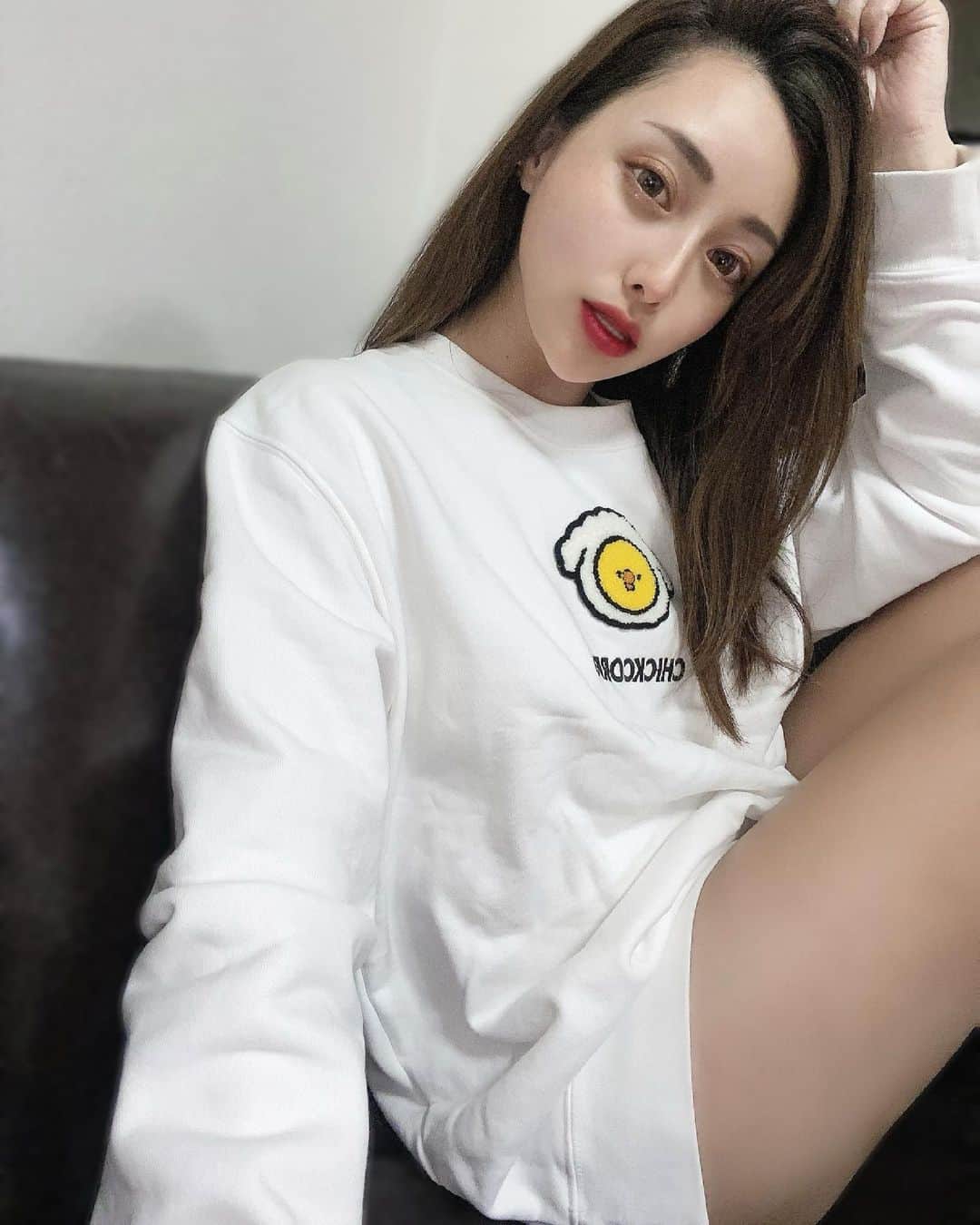 のインスタグラム：「DMでもよく見かけるキャラクター どこのですか？ って聞かれてたけど ゴルフの打ちっ放しだったり 家で着たり ちょっとそこまでのお買い物着だったり ひよこ先輩のトレーナー 可愛すぎて愛用しすぎてる💗🐤 @piyo14ko  @chick_corps  #🐤 #🐥 #chickcorps #トレーナー #トレーナー女子」