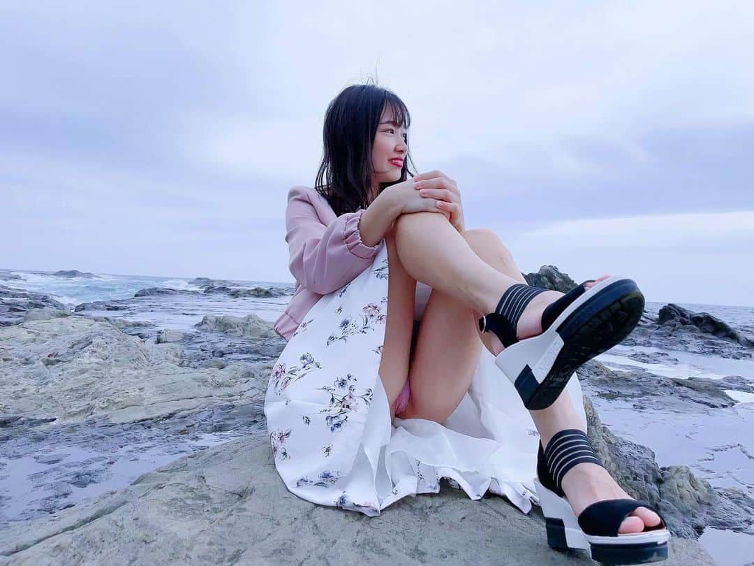 のインスタグラム：「ここはどこでしょう？💫 正解者の中から1名様に秘蔵写真DMします🙊㊙️  #ちらり #藍沢梨夏 #グラビア #エロ可愛い #gravure #instagravure #portraitgirl #チラリズム探究家 #脚フェチ #太もも #フェチ」