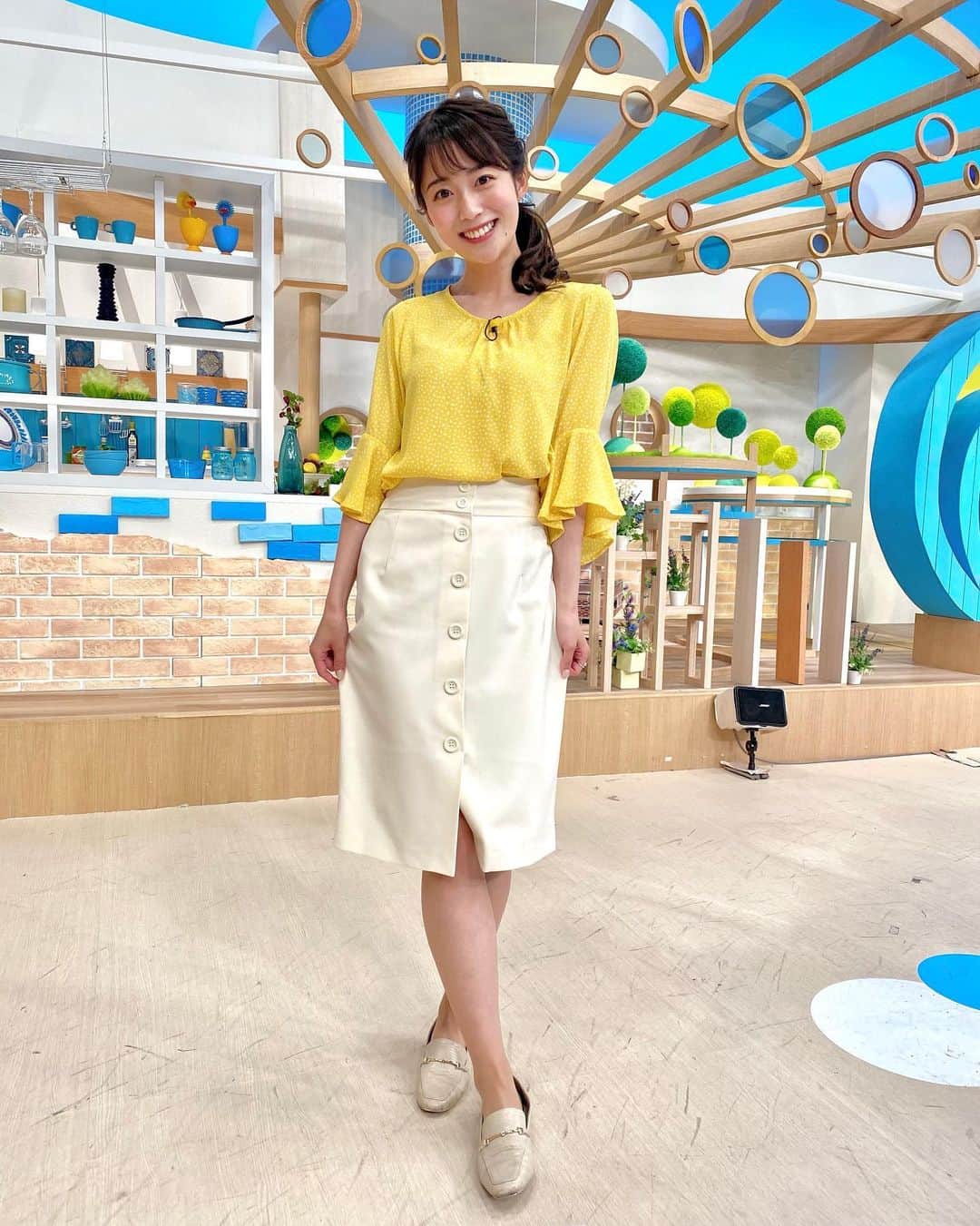 澤井志帆さんのインスタグラム写真 - (澤井志帆Instagram)「.﻿ 2021.5.11﻿ ﻿ きょうの衣装記録👒﻿ ﻿ トップスは腕部分がフリフリで二の腕をばっちりカバーしてくれるデザイン✨﻿ 白のスカートが黄色の鮮やかさを引き立ててくれています🤍💛﻿ ﻿ このヘアスタイル、以前して頂いてからずっとお気に入りで今日も同じスタイルをお願いしました💇🏻‍♀️﻿ 自分でも再現してみたいんですが、、難しい！﻿ さすがメイクさん😭👏🏻﻿ ﻿ ﻿ #DaiichiTV﻿ #アナウンサー﻿ #アナウンサー衣装 #衣装﻿ #ヘアセット#ヘアアレンジ﻿ #サイドポニー」5月11日 19時01分 - shiho_sawai