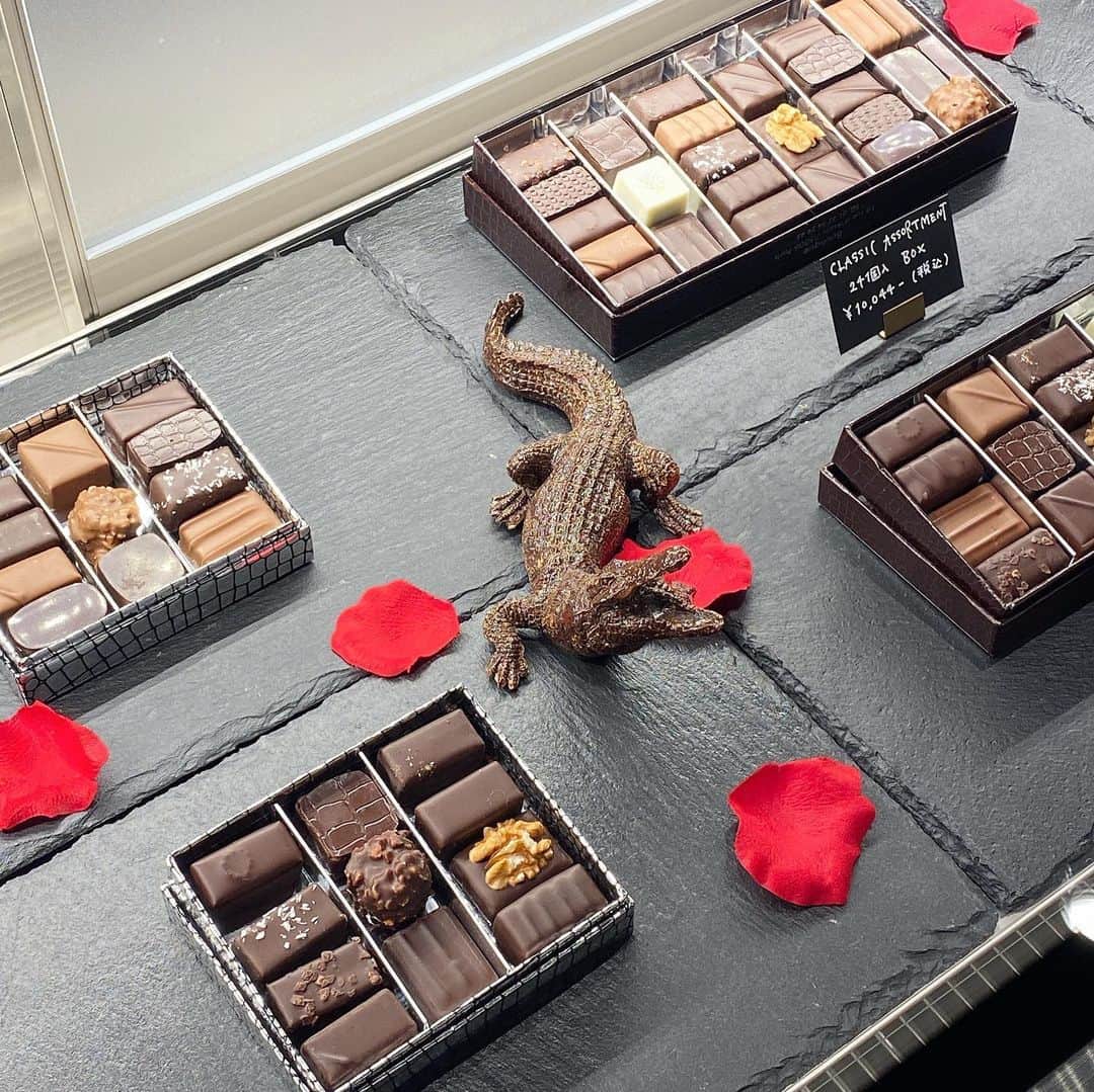 美香さんのインスタグラム写真 - (美香Instagram)「今日は　@andgirl_jp 美香連載の撮影でした🧡💛🧡 帰りにJEAN-CHARLES ROCHOUX Chocolatier TOKYO へ。バレンタインにいただいたいちごのチョコレートがたまらなすぎて、多分今まで食べたチョコレートの中で一番好きかも🍓🍫 来年も絶対食べたいなぁ😋  🧡しふく💛 アウター、バッグ… @off____white  スウェットパンツ… @third_magazine  ドットトップス… @doublestandard_official  パンプス… @newbottega   #美香連載 #and GIRL #モデル美香のGIRLな大人でいる秘訣」5月11日 19時10分 - mikaofficial99