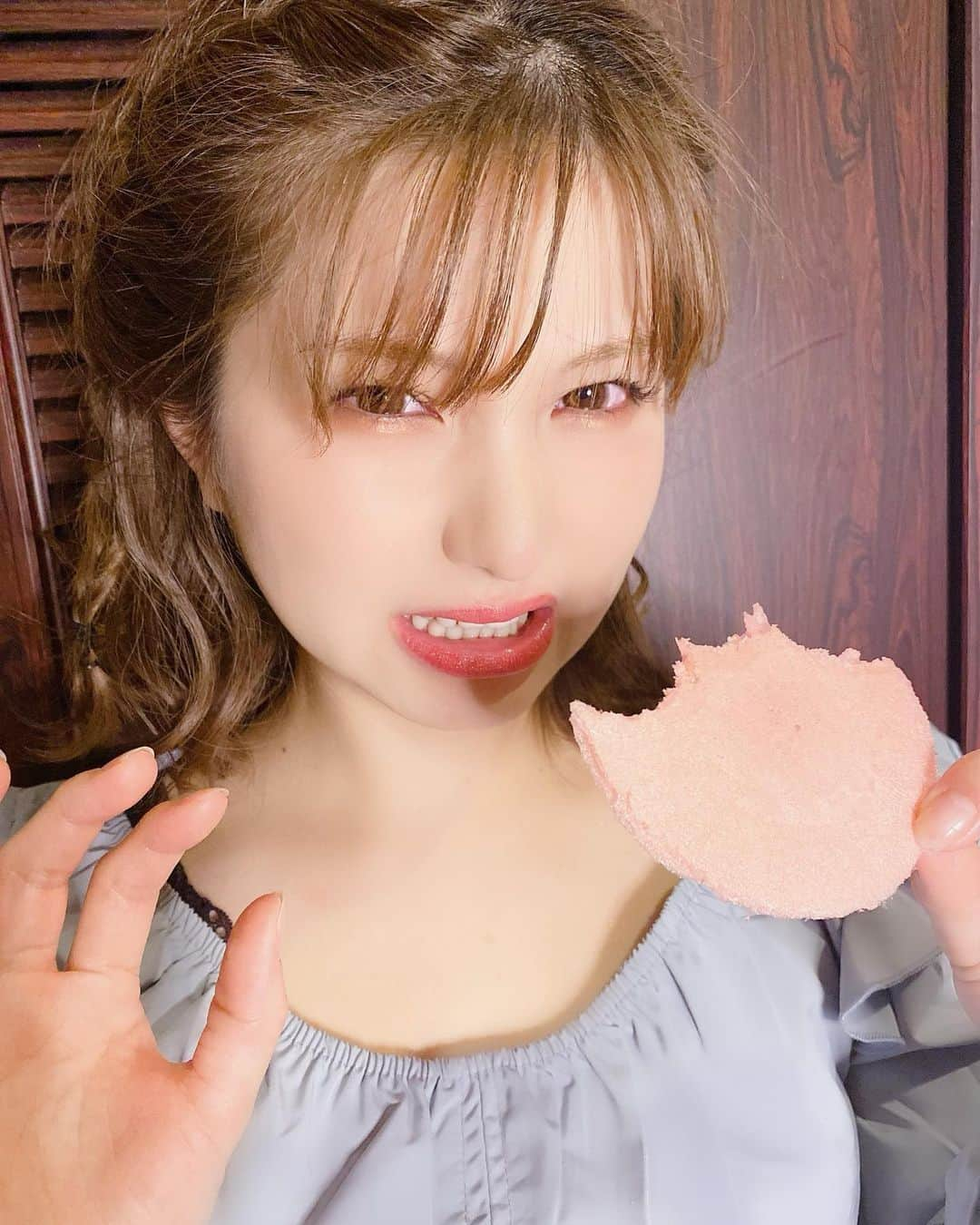 谷川愛梨さんのインスタグラム写真 - (谷川愛梨Instagram)「: いつもネットで爆買いするお菓子☀︎ 小さい頃から地元のお祭りとかスーパーに絶対あって 小さい頃から大好きだったみるくせんべい🐮🧡💜💚 カラフルな甘いおせんべいに 練乳をかけて重ねて食べるのです😋 東京で全然見かけないから悲しい（ ; ; ） 知ってる人あまりいないのかなぁ😳」5月11日 19時44分 - airingopero