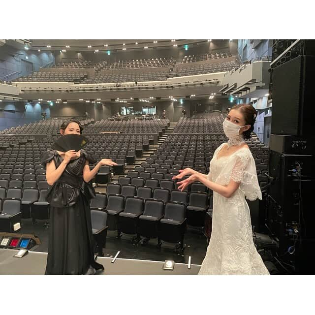 夢咲ねね（赤根那奈）さんのインスタグラム写真 - (夢咲ねね（赤根那奈）Instagram)「. 短期間だったので、奇跡的に撮れたみんなをアップです🌟  1枚目 とっちゃんルキーニ♥ もう、再びとしと共演できたこと嬉しすぎでした。 前回は役として絶対目が合う事が無かったのですが、今回唯一バートイシュルの場面でほぼフリーの時間のやり取りが楽しすぎましたし楽しみでした。本当に頼りになるっ❣️  2枚目は、まゆちゃんフランツ♥ 若き皇帝陛下。。。 嵐も怖くないでは、毎回この方の背負っているものを優しくも説明してくれまして毎回ズシンときておりました。真っ直ぐで優しい皇帝陛下…。凄く素敵でした✨  3枚目は、くれあちゃん♥ くれあちゃんとも久しぶりの共演！！今回、月組生時代、一緒に汗を流した仲間と再び一緒する事ができたのですが、懐かしい話が止まらない(笑)くれあちゃんは当時から変わらない優しくてピュアで可愛い。そして、声もめちゃくちゃ可愛い✨年月を越えて再び一緒できて本当に嬉しかったです。彼女のヴィンディッシュも素敵でした☺️  4枚目はちゅーちゃん♥ 1幕ではスターレイと絡むことはありませんでしたが皇后の務めでも、明確に諭されている感じを受けておりました。。そして、2幕の『無礼者っ！』では、しっかり護ってくれていつもありがとうと楽屋で聞いておりました☺️ ちゅーちゃんとも月組時代一緒だったの久しぶりに一緒になりちゅーちゃんの成長を見ることができて嬉しかったです✨  ラストは、みりおん♥ 通し舞台稽古を観にきてくれていました！ 嬉しかったぁ💛 稽古場でも2度程一緒でして、久しぶりに会えてテンションが上がったのをおぼえています。彼女に会うと本当に元気になる…、元気をくれる凄いこだな✨といつも感じます。 また、ゆっくり会える日がくるといいなぁ。と切に思います。  素敵なご縁達に感謝です😌🌸  #エリザベート #ガラコンサート #25周年 #スペシャルバージョン  #シアターオーブ #宇月颯 #ルキーニ #鳳真由 #フランツヨーゼフ #玲実くれあ #ヴィンディッシュ嬢 #咲希あかね #スターレイ #実咲凜音 #シシィ」5月11日 19時48分 - yumesaki__nene