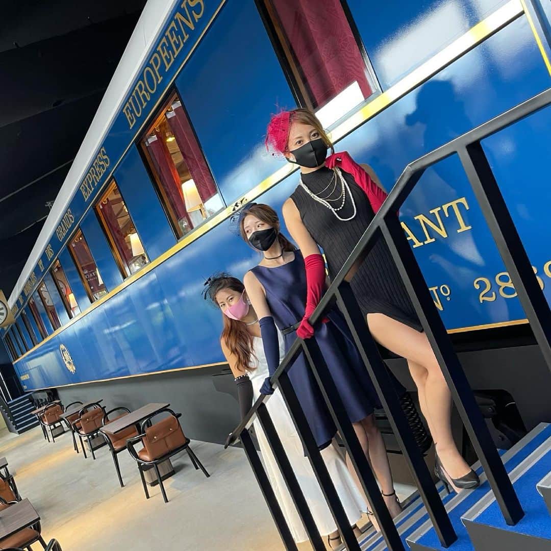 市原彩花さんのインスタグラム写真 - (市原彩花Instagram)「Orient Express in SG🇸🇬  オリエント急行でアフタヌーンティー🫖❤️  映画の舞台にもなっている豪華寝台列車、オリエント急行が期間限定でシンガポールに！ 食堂車でお食事が出来るということで、映画の格好に寄せてアフタヌーンティーして来たよ🥰 フランスのミシュラン3つ星シェフが監修してるので、美味でした🥰  列車を外から見るだけなら無料だし、横にカフェもあるよ😊 6/13まで(追記:9月頃まで延長されたみたい！)Gardens by the bayのMBS寄りに展示されてるので、ぜひ行ってみてね💐 食堂車でのお食事は要予約なのでお早めに！ 私は3週間前でやっと取れたよ🤣  #orientexpress#オリエント急行#オリエントエクスプレス#列車#鉄道#蒸気機関車#afternoontea#hightea#アフタヌーンティー#ハイティー#gardensbythebay#singapore#シンガポール#singapura#海外旅行#シンガポール暮らし#シンガポール生活#シンガポール在住#シンガポール在住日本人#싱가포르#新加坡」5月11日 20時03分 - ayaka_ichihara
