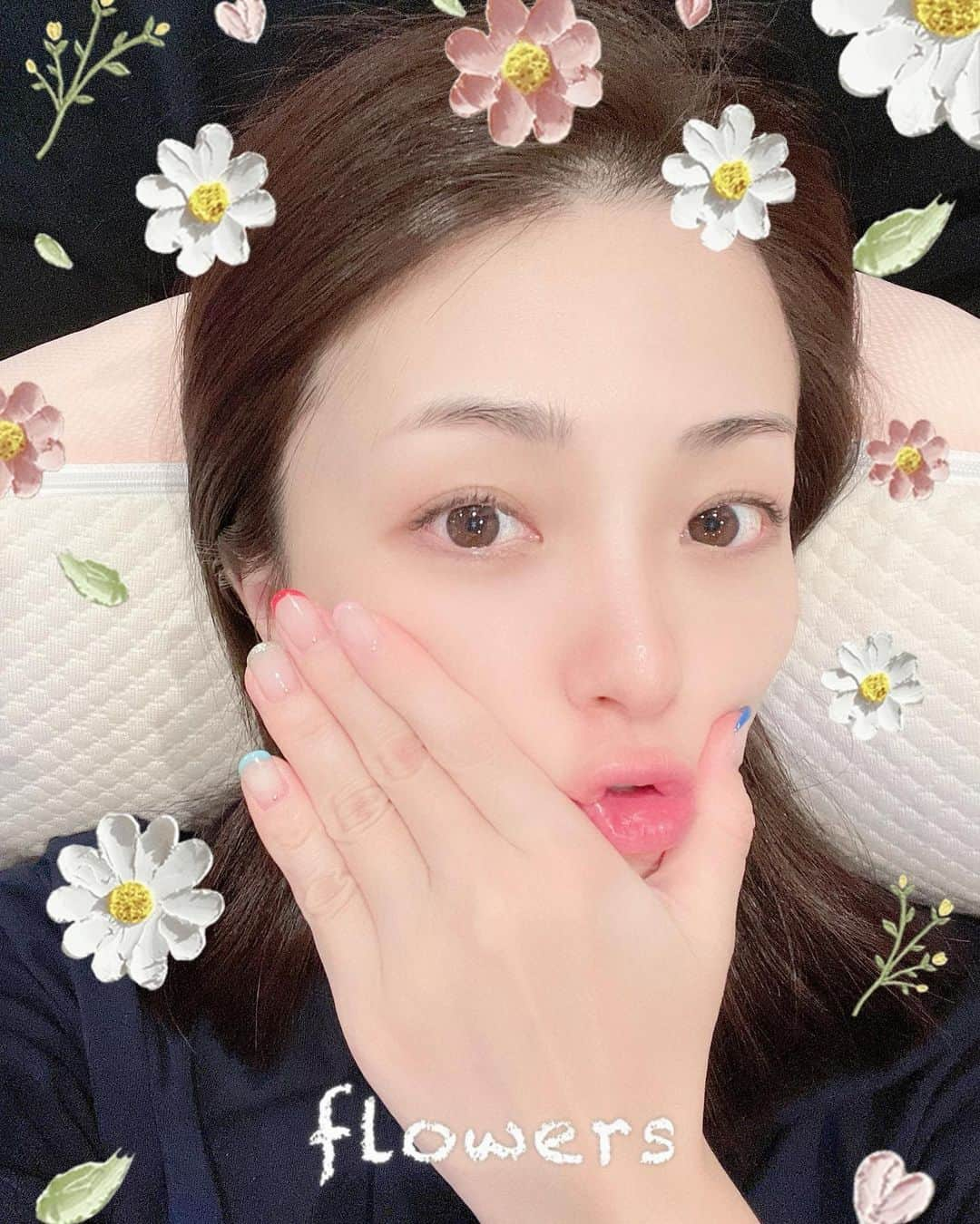 祥子のインスタグラム：「NEW NAIL💅 しょこたん(@shoko.nail )今回もナイスなネイルありがとう🥰 カラフルな細めのフレンチ最高です💓  お気に入り♥️  今日は15時にはお風呂に入ってしまったので笑 3枚目はアプリを使ってメイクしてみた😂 アプリでメイクってすごい機能だけど…なんか。。。ねぇ。。😅  #newnail #nailchange #フレンチネイル #お気に入り #いつもありがとう #センスが神 #カラフルネイル #nail #5月ネイル #may #thankyou」