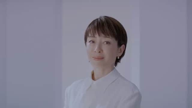 三浦加納子のインスタグラム：「伊右衛門京都ブレンド CM、 宮沢りえさんのネイルを担当させて頂きました。 お二人の掛け合いにシリーズの歴史を感じますね😌  #伊右衛門　#宮沢りえ　#CM #広告撮影　#ナチュラルネイル」