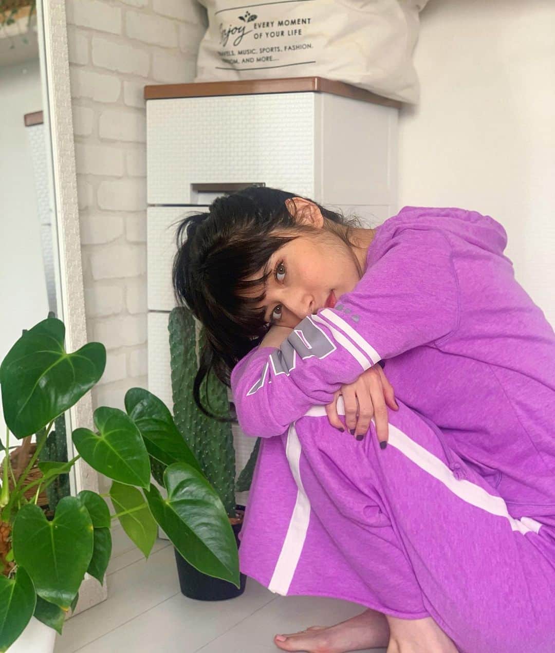 LINA（吉村リナ）さんのインスタグラム写真 - (LINA（吉村リナ）Instagram)「朝起きて、 『Good morning! 』と部屋の家具や植物に声かけて、その日の気分で音楽や森の音をBGMにしながらヨガしたり、瞑想したり、掃除したり、洗濯物干したり、料理の仕込みしたり……🌞🧹🌷🪴👚🧘‍♀️  そんな、 ありきたりの「日常」が心から愛おしい。 心から平和だと思う。  私にとっての心の豊かさ、幸せは、 まず朝から始まるなって、確信したとある日🦋  ーーーー  あなたにとっての’’本当の幸せ’’は、 どこからはじまりますか??😌  ✨✨✨ 　  What brings you  HAPPINESS each day ?? What brings you PEACE ??  For me, a regular morning where I put my favorite music or forest BGM in the background while doing the house routine is such a peaceful time and can’t love it enough 💜🌹🧘‍♀️  So,  I personally think that morning is so important and key to make the day as peaceful as possible ✨✨」5月11日 20時16分 - lina3336