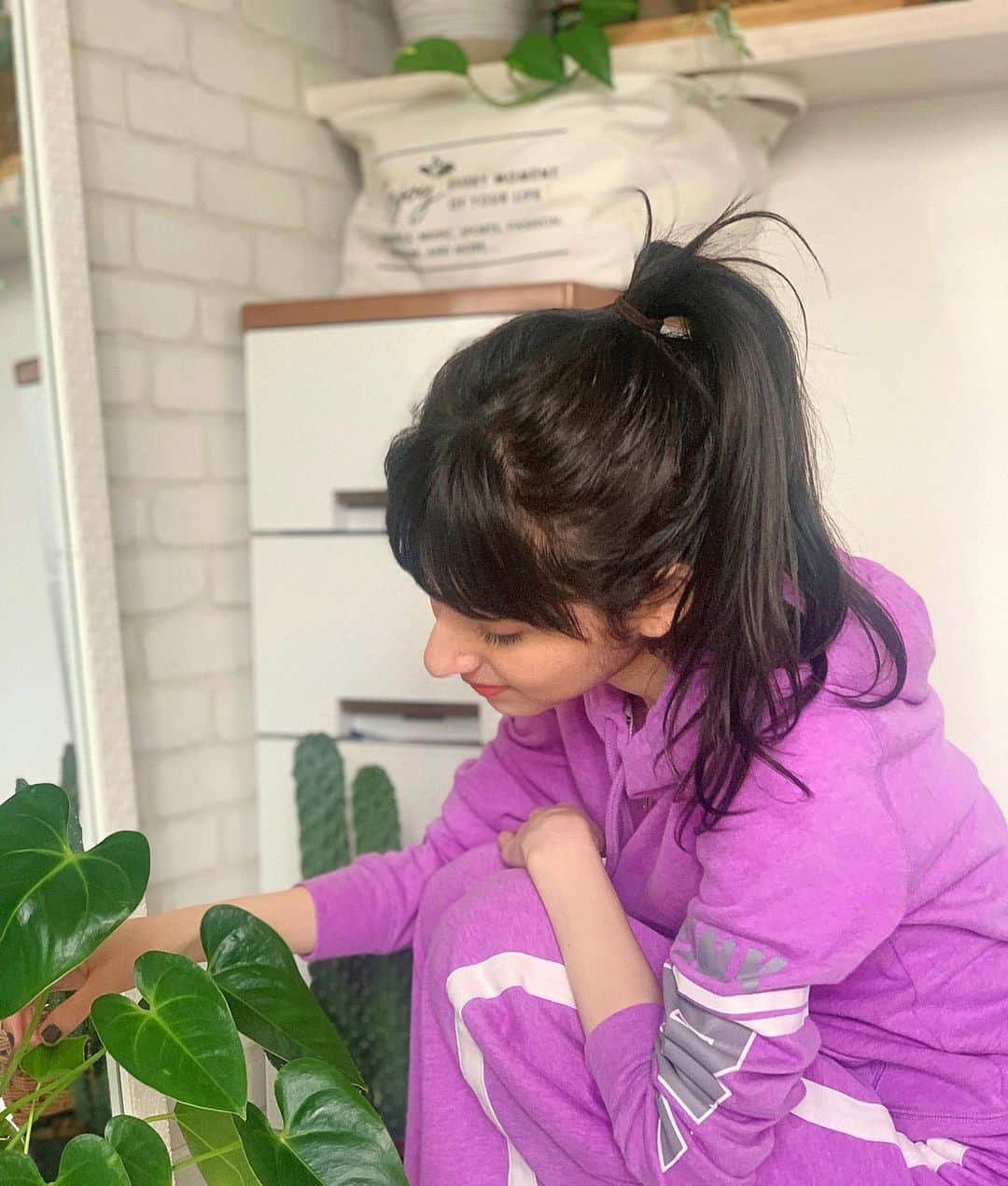 LINA（吉村リナ）さんのインスタグラム写真 - (LINA（吉村リナ）Instagram)「朝起きて、 『Good morning! 』と部屋の家具や植物に声かけて、その日の気分で音楽や森の音をBGMにしながらヨガしたり、瞑想したり、掃除したり、洗濯物干したり、料理の仕込みしたり……🌞🧹🌷🪴👚🧘‍♀️  そんな、 ありきたりの「日常」が心から愛おしい。 心から平和だと思う。  私にとっての心の豊かさ、幸せは、 まず朝から始まるなって、確信したとある日🦋  ーーーー  あなたにとっての’’本当の幸せ’’は、 どこからはじまりますか??😌  ✨✨✨ 　  What brings you  HAPPINESS each day ?? What brings you PEACE ??  For me, a regular morning where I put my favorite music or forest BGM in the background while doing the house routine is such a peaceful time and can’t love it enough 💜🌹🧘‍♀️  So,  I personally think that morning is so important and key to make the day as peaceful as possible ✨✨」5月11日 20時16分 - lina3336
