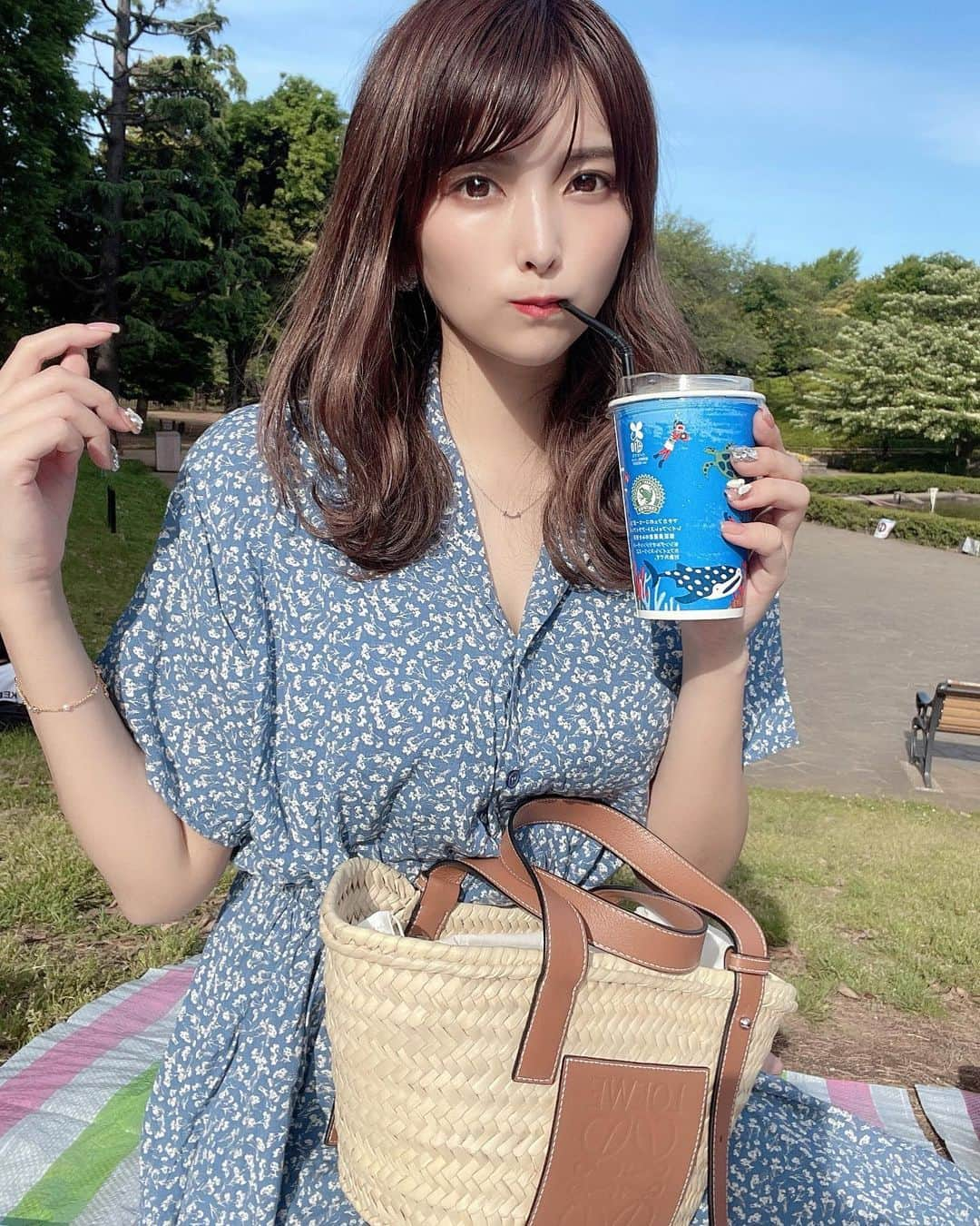 ききまるさんのインスタグラム写真 - (ききまるInstagram)「ピクニック🍀 . というよりただ公園に来ただけ！！！！ でも陽の光を浴びるの大事ッ！！.☀️ 幸せ！！！！ . 自然のパワー！！！ . . #ピクニック　#ピクニックデート #ピクニックコーデ #ピクニック日和 #ピクニックバスケット #ピクニック部 #ロエベ　#ロエベバッグ #ロエベかごバッグ」5月11日 20時29分 - kikigram_97