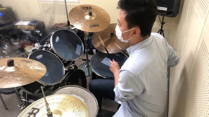 宮澤奎太のインスタグラム：「絶賛ドラム練習中！！ おすすめのバンドや曲を教えてください！ 叩けるように練習します！  今やっている曲は、チャットモンチーのシャングリラ。 練習してたらチャットモンチーは良い曲が多すぎて、他の曲にも挑戦したくなってます🔥🔥  #ドラム #チャットモンチー #シャングリラ #シンバル開くの難しい #練習9ヶ月目 #kkt #アナウンサー #宮澤奎太」