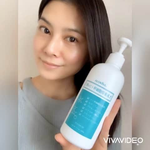 七瀬遥のインスタグラム：「今日はスキンゲルを💁‍♀️💕  昨日のシートマスクと同じく☝️ 2種類のヒト幹細胞培養液を贅沢に配合しています😌  これ一本で、お手入れが簡単に出来てしまうので、とっても楽ちん😁 しかも、ポンプ式だから、スキンケアがめんどくさい！という男性でも気軽に使えると思います😃💖  もちろん、こちらも無香料、無着色、無鉱物油、パラベンフリー、エタノールフリー、石油系界面活性剤フリーなので安心です😌✨  使用感としては、スーッと伸びてくれて、ベタつかないけど、もっちり潤ってくれる感じです😉❤️  #ヒト幹細胞 #ゲル #ヒト幹細胞コスメ #ヒト幹細胞 #ヒト幹細胞培養液 #エイジングケア #シミ #シワ #スキンケア好き #おうち美容 #コスメ好き #美容マニア #乾燥肌 #肌ケア #美意識向上 #美活 #コスメマニア #alovivi #ヒト幹細胞スキンゲル #東京アロエ#tokyo#japan」