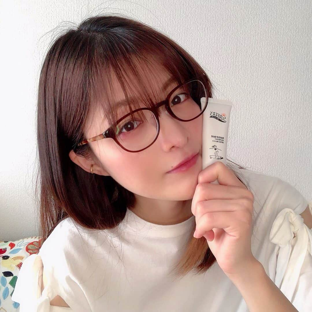 森田紗英のインスタグラム：「_  みなさん、 GWはいかがでしたか？🌸 私は相変わらず、 モンスターを狩猟する毎日でした笑 そして、ゲームのやり過ぎなのか... 数年ぶりにものもらいになりました👀 しばらくメガネ生活.... 術後の関係もあって、 耳が痛くなりやすいので 長時間かけれないから、辛い😭😭😭 そんな状態で家に引きこもってばかりも いられない！！！！ 適度な散歩や運動はしなくちゃだし。 ただ、最近暖かくて日差しが強い、 日焼けが気になる..... ということで、 最近私が使い出したのがこちらです◎ _ @surfersdianeのトーンアップ化粧下地（SPF35 PA+++） お買い物だけや軽いお散歩の時は この日焼け止めだけを顔に塗ってお出かけしてます👏👏 テクスチャーも軽くて程よくトーンアップしてくれるから便利👌 昔から日焼け止めの塗った後の ベタつきが苦手なんだけれど、 ベタベタしない！ かといって乾燥もせず、 程よい保湿感もある！！ なんといっても日焼け止め特有の 不思議な香りがない！！！ そして、白浮きしないのが嬉しい... ので、とても気に入ってます✨ もともとサーファーさんのために 開発された商品なので、 日常使いにはバッチリ、、！ しかもノンケミカルだから安心感が 半端ない😭笑 _ 他にも全身用のUVミルク（SPF50）と 敏感肌用のUVエッセンス（SPF35）もあるよ😳 _ マツキヨやココカラファインで 見つけてみてください！🌸 _ _ _ #サーファーズダイアン #日焼け止め  #日焼け止めクリーム #ノンケミカル処方 #ノンケミカル日焼け止め #PR #Likes #ノンケミカルUV #敏感肌 #化粧下地  #ワンマイルメイク」