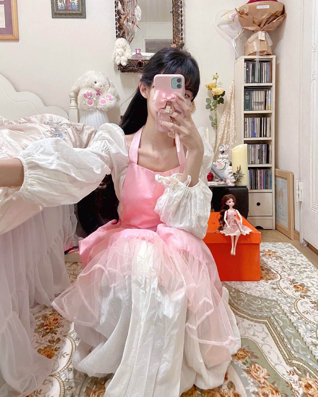 ナ・ヒョンソンのインスタグラム：「첫 홈 쿠킹 :) 🫕 요리하다가 찰칵  앞치마도 새로 구매했어요 🎀 구매처는 @_dublve__  열심히 하자는 의미로 구매했는데 너무 예뻐서  괜시리 요리할때 더 기분이 좋고 그러네요 💗」