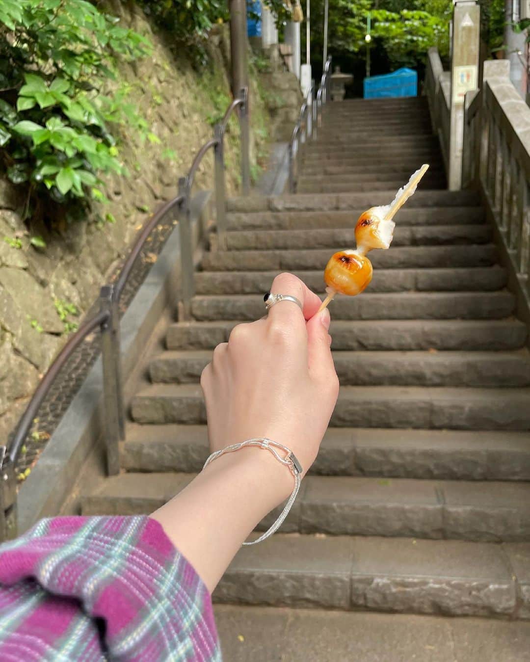 尾形璃子さんのインスタグラム写真 - (尾形璃子Instagram)「たくさん歩いて自然を見てリフレッシュな日。 お団子美味しすぎだー💫」5月11日 23時33分 - tanaka_rico