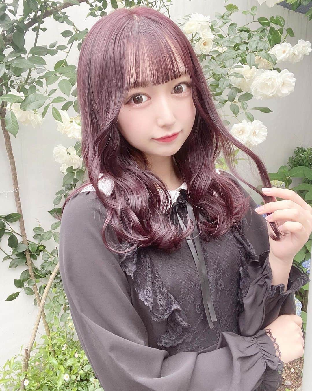 町田穂花のインスタグラム：「. . 今週みんなに会えるから髪の毛染めてきた🌷🤍 . @teppei_amagase さんありがとうございます‎(ᐡ • ﻌ • ᐡ) . #原宿美容室 #原宿美容院 #表参道美容室 #ピンクパープル #pr #honeycinnamon #ハニーシナモン #ブラックコーデ #量産型コーデ #量産型女子 #量産型」