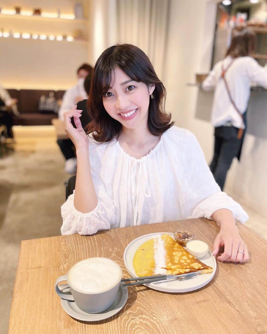 青山美沙子のインスタグラム：「念願だった表参道のchavatyにやっと行ってきました♡﻿ (いつも前を通るたびに大行列だったから半ば諦めていた)﻿ ﻿ ﻿ ﻿ 最近クレープに目がなくて、色んなところの食べてるんだけど、チャバティのクレープ最高だった🥺🤍🤍﻿ ﻿ ﻿ ﻿ ﻿ ﻿ ちなみにこの日はマキア編集部から頂いた﻿ ASTALIFTの化粧下地を使ってみたんだけど、すごい良かったの﻿ ﻿ ﻿ ASTALIFT アスタリフト﻿ D-UV クリア﻿ ☑︎ホワイトソリューション﻿ ☑︎アクアデイセラム﻿ ¥4,290﻿ ﻿ ﻿ ﻿ ライトアナライジングパウダーという優れた細かいパウダーがいい感じにツヤツヤを演出してくれて﻿ 肌のコンディションご良い日はこれだけで良いかも。﻿ ﻿ ﻿ あとSPF50という素晴らしい内容。﻿ ﻿ ﻿ 歩いてるだけで本当にすぐ焼けちゃうから﻿ 化粧下地でカバーできるのは本当に嬉しい！﻿ ﻿ ﻿ ﻿ 　詳しくはマキアブログに載せたのでみてみてね🥳﻿ ﻿ ﻿ ﻿ #ASTALIFT#アスタリフト #UV下地#隙を見せないUV下地#ホワイトソリューション#アクアデイセラム#マキア_DUVクリア#maquiaonline#maquia#イエベ肌」