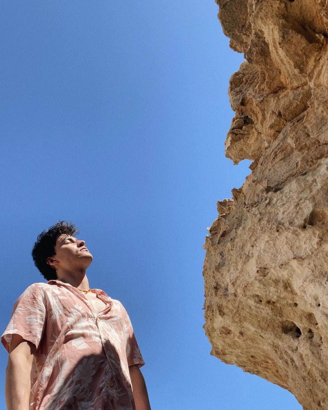 グリコリー・スミルノフのインスタグラム：「you know you can find me  following the sun」