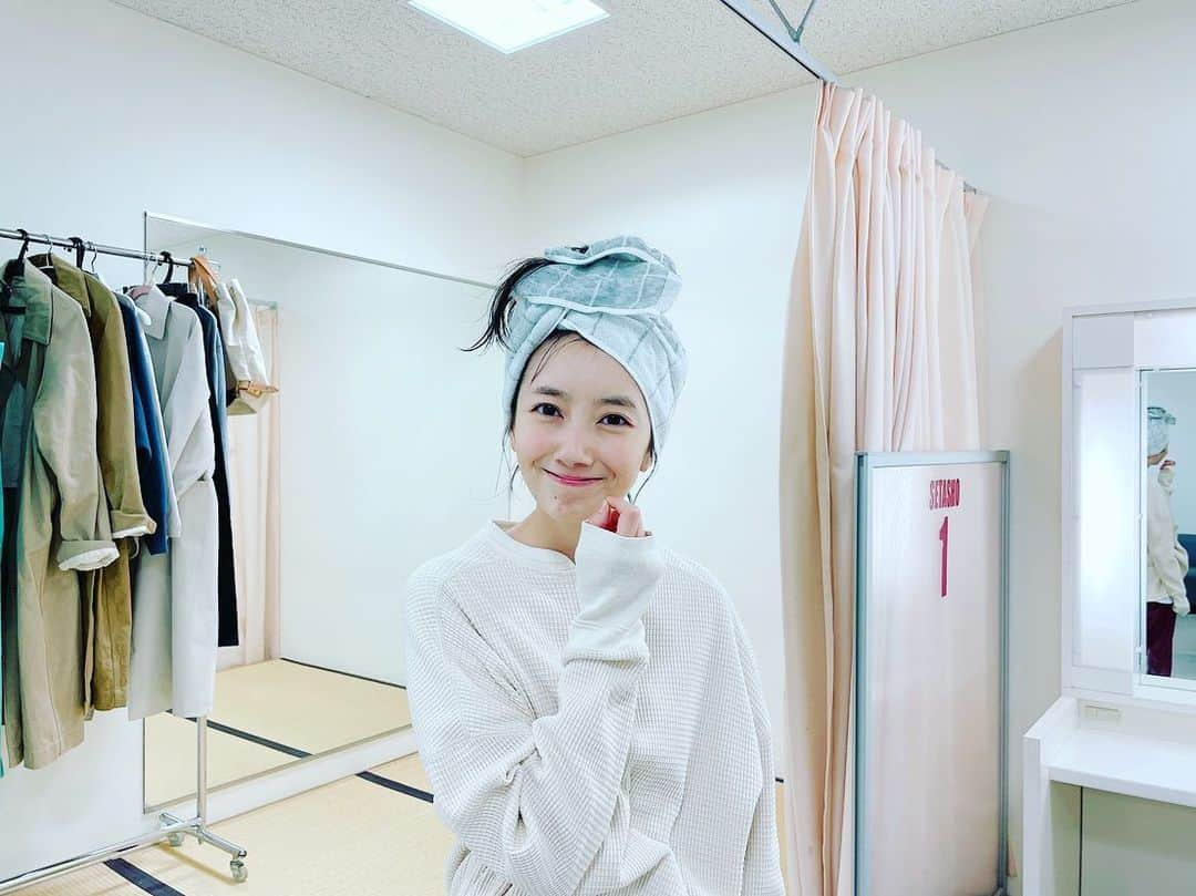 波瑠さんのインスタグラム写真 - (波瑠Instagram)「夢の中で叫んでいたら現実でも叫んでいて、自分の声で目が覚めるわ犬が吠えるわで混乱する深夜。割とよくあります。  昨日の夢は犬の大集団がサーフィンしているのを浜辺から見ているという訳のわからない夢でした。そしてオチもない。なんなんだ。」5月12日 1時16分 - 06_haru_17