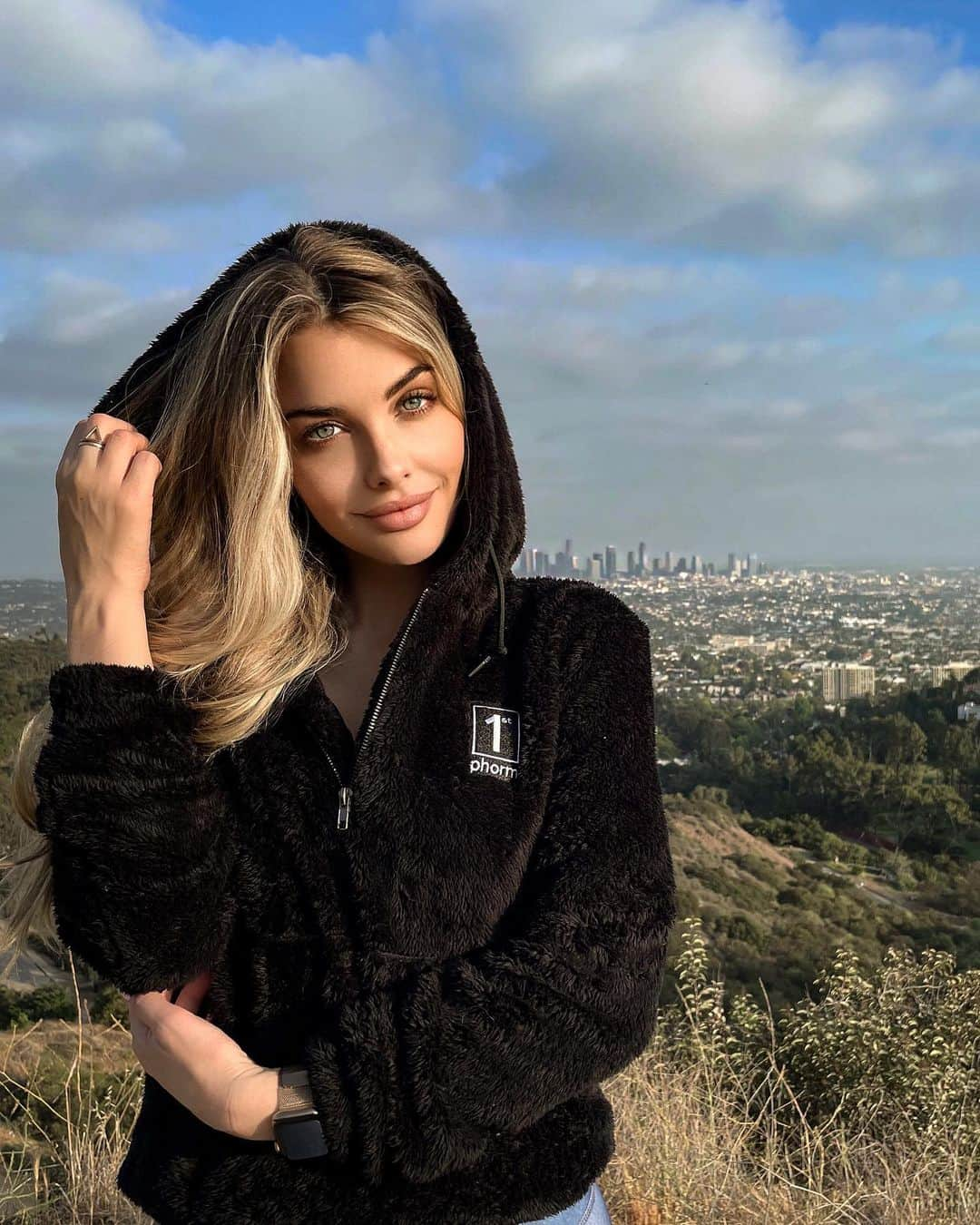 エミリー・シアーズさんのインスタグラム写真 - (エミリー・シアーズInstagram)「Caught golden hour looking over Downtown LA last night 🌞 @1stPhorm   can anyone recommend some good hiking trails in LA?  ( #1stPhorm avalanche Sherpa 1/2 zip hoodie☁️ )」5月12日 1時57分 - emilysears