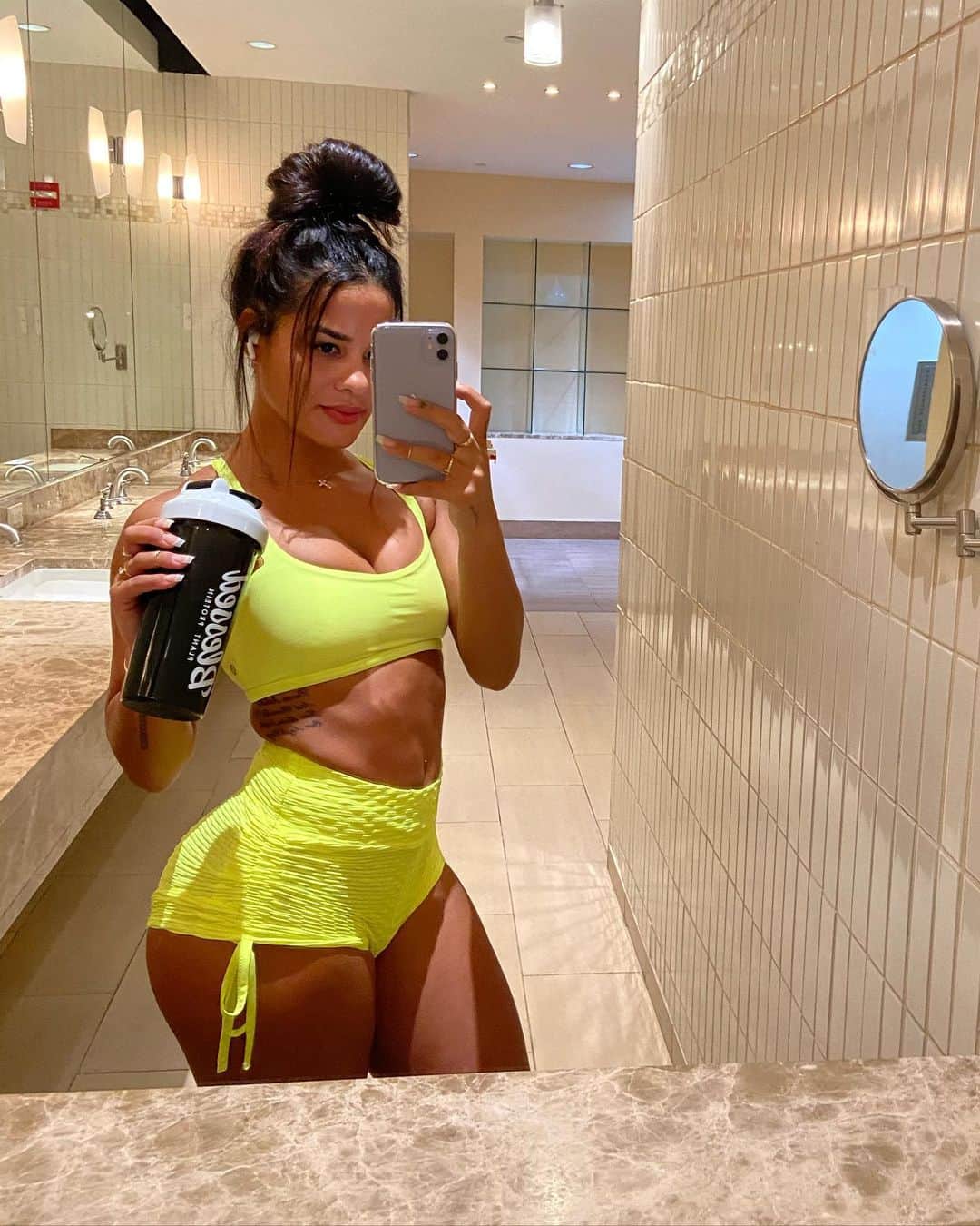 Katya Elise Henryさんのインスタグラム写真 - (Katya Elise HenryInstagram)「post workouts with my @blessedprotein shake 😉💪🏽☺️ 23g of pure pea protein... dairy free, soy free, gluten free. Free of all nasty additives and only the natural 🙏🏽 head to www.ehplabs.com & use code KATYA10 to save $ on your order. Check out our newest flavor Cinnamon Churros 😩 currently drinking my very own secret birthday flavor coming out in June and OMFG YOU GUYS 😩😩😩」5月12日 7時47分 - katyaelisehenry