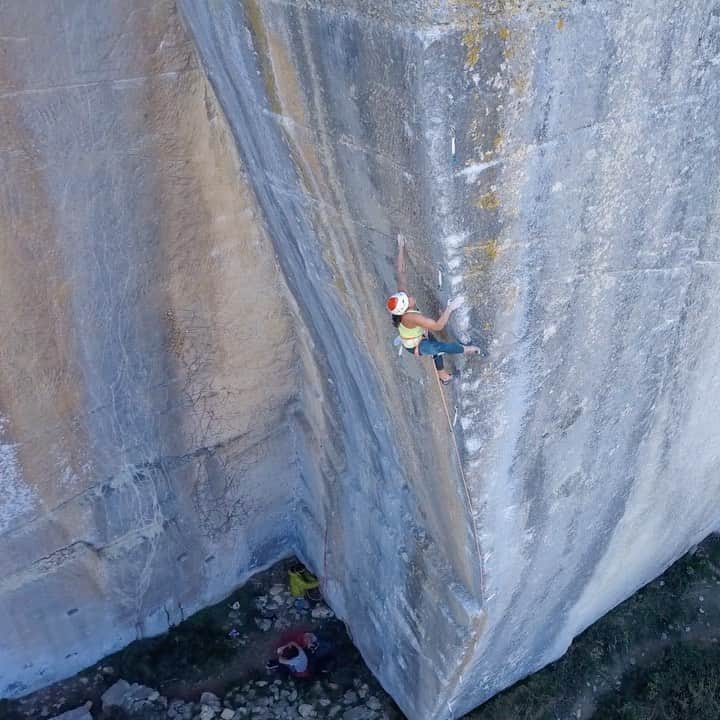 ニナ・カプレツのインスタグラム：「Proueman show, 8b+. I remember when I tried this route back in spring 2019, I was so obsessed by the send. That pressure I put myself on drove to failure.  Today I look at the route with another eye and my heart is gloating when I think about all those incredible lines I’ve been climbing on.  One day I will go back trying that one, with a very different attitude.  Thanks @antonin.rhodes for opening that perle and @ju_nadiras for the amazing drone shots. 👌🎥👌  #dreamlines #scarpaclimb #outerpeace  @arcteryx @arcteryxfrance @petzl_official @scarpaspa @arkose.climbing」