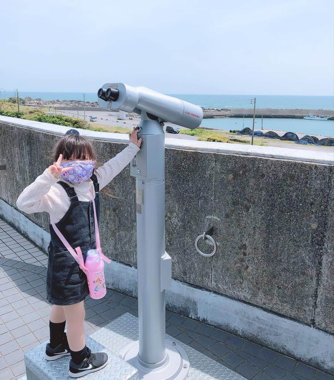 菊地あやかのインスタグラム：「. 千葉のおうちに行ったときの📷𓂃 .⋆ 娘が着てる洋服わたしが子供の頃に 着てたおさがり👧🏻💗私のおかん流石♡ #おさがりコーデ #お似合いすぎます #4歳」