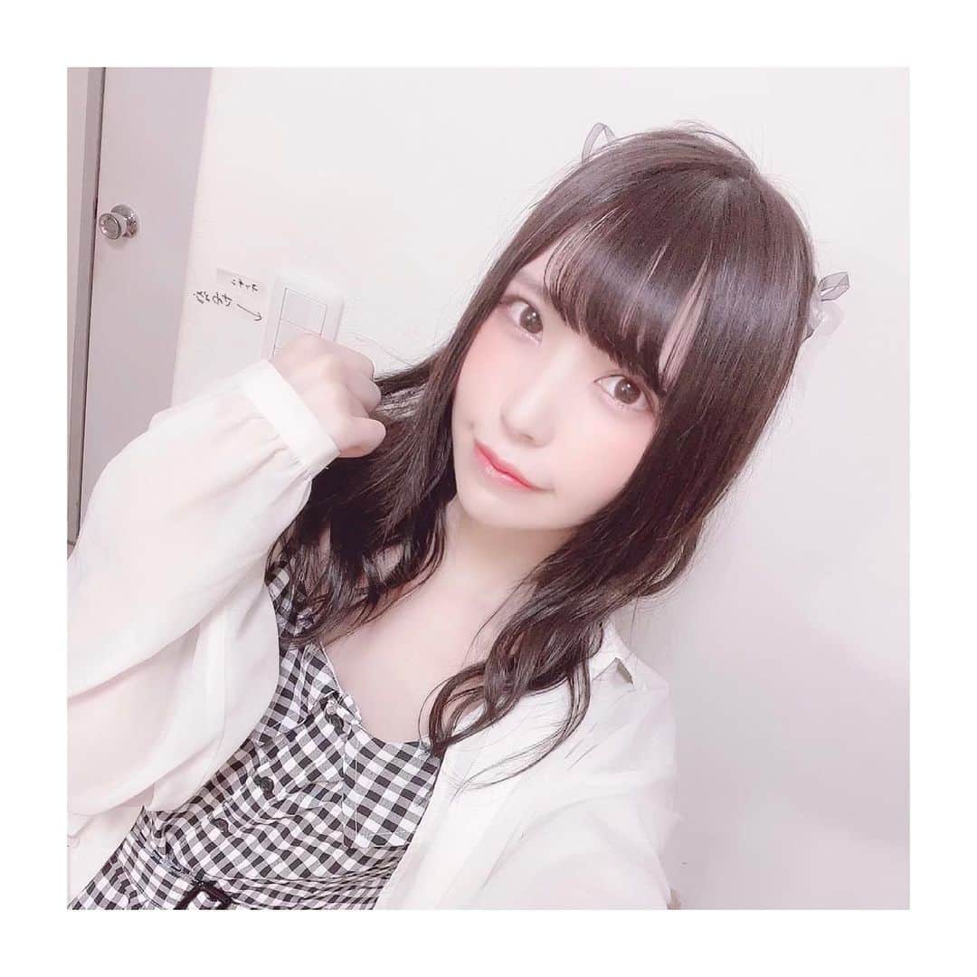 のインスタグラム：「. . お昼はおしごとだったよ🎀 普段着ないお洋服着れるの 新しい自分に出会えて すごく楽しくて好き....💓 . お写真は私服です(笑) . . #idol #アイドル #ハーフツイン #ハーフツインテール #ワンピース #onepiece #チェックワンピース #チェック #カーディガン #ゆるふわまき #ファッション #fasion」