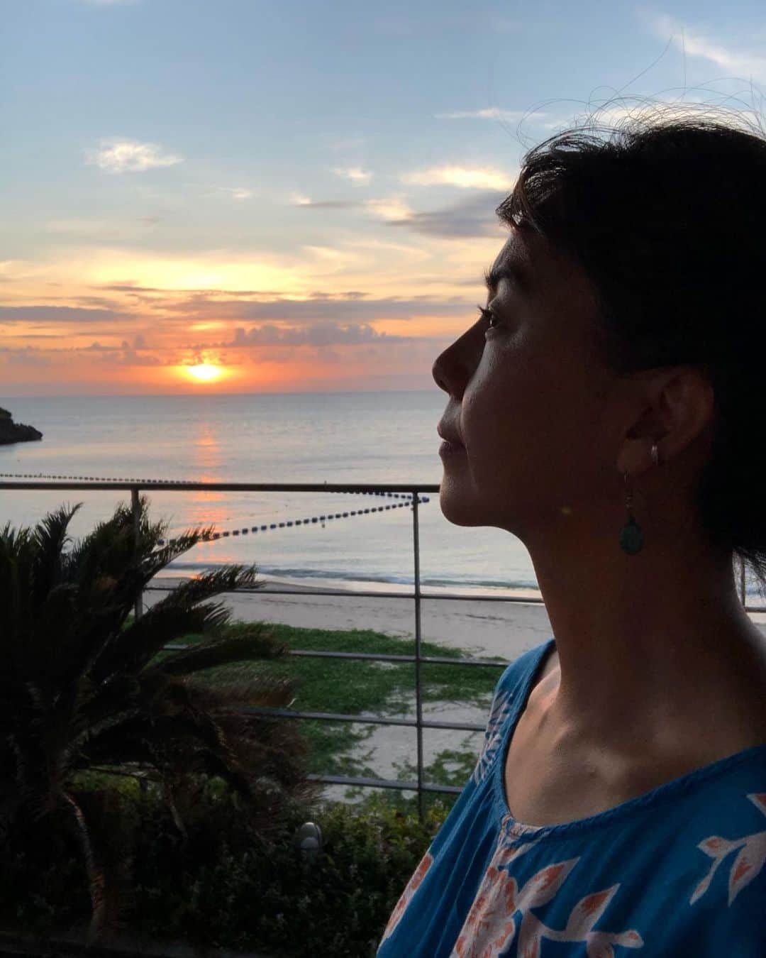 田中律子さんのインスタグラム写真 - (田中律子Instagram)「我が家のテラスから見るサンセットの位置が、どんどん真ん中に移動してきた🌞  冬は太陽が左に傾いてテラスから見えなくなるけど、こうやって、テラスからサンセットが見えるようになると夏が近づいてきた証拠🌈🌴⚓️季節の移り変わりを太陽🌞で感じれる幸せ💛  沖縄に移住して良かったと思う、トキメキの瞬間💛この家と出会えた奇跡に感謝🏠  今宵は、22時からCLUB HOUSE律子の部屋やります🎤  #okinawa #okinawalife  #beachlife  #mysweethome  #clubhouse  #海のある生活  #海の見える家  #海辺の暮らし  #sunset  #律子の部屋」5月12日 16時22分 - ri2kotanaka