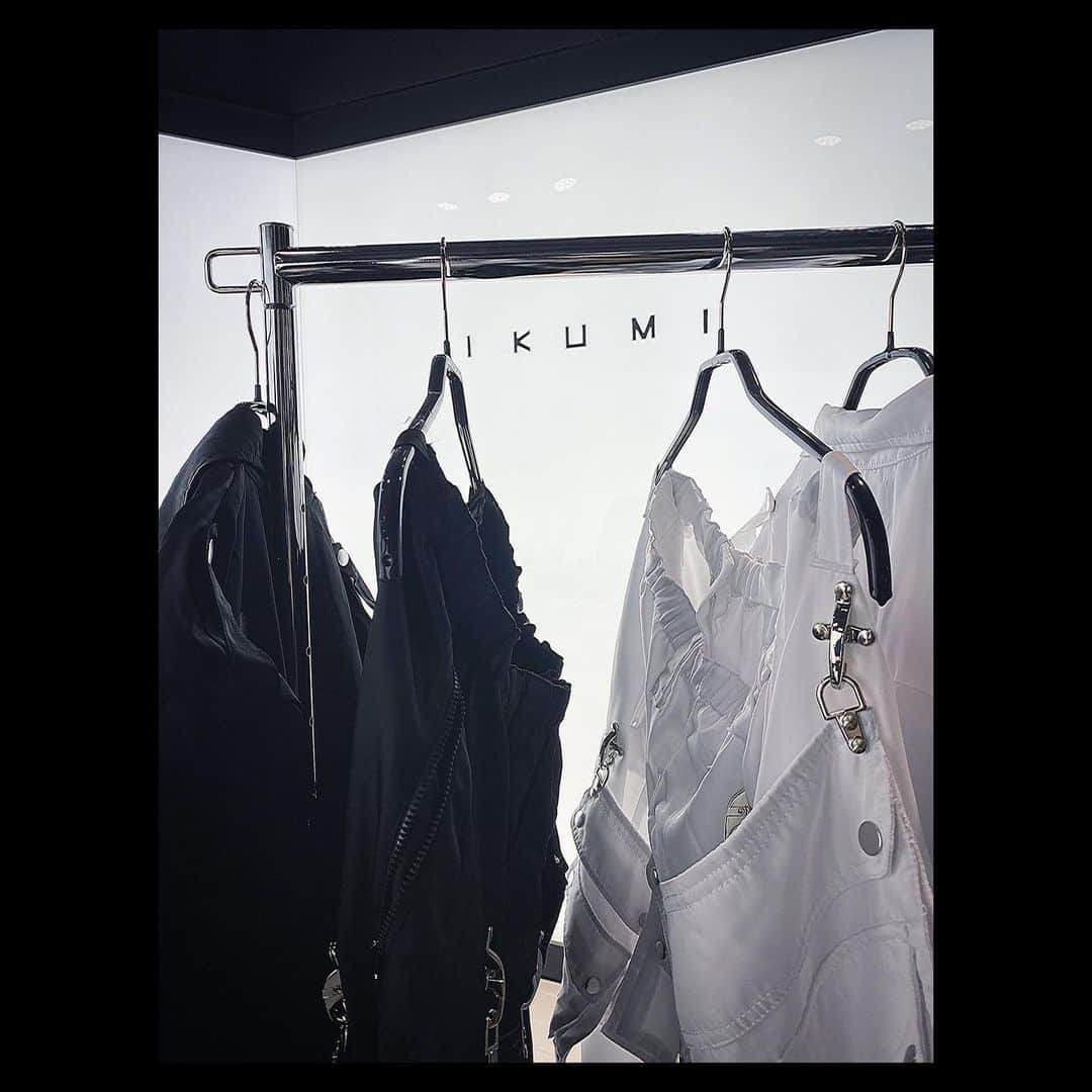吉本実憂さんのインスタグラム写真 - (吉本実憂Instagram)「@____ikumi____  @i._k.u.m_.i   #5thanniversary   白か黒かってのと激しめのデザインが 本当に自分の好みと合致してて いつもいつも着ててワクワクする。」5月12日 16時31分 - miyu_yoshimoto_official