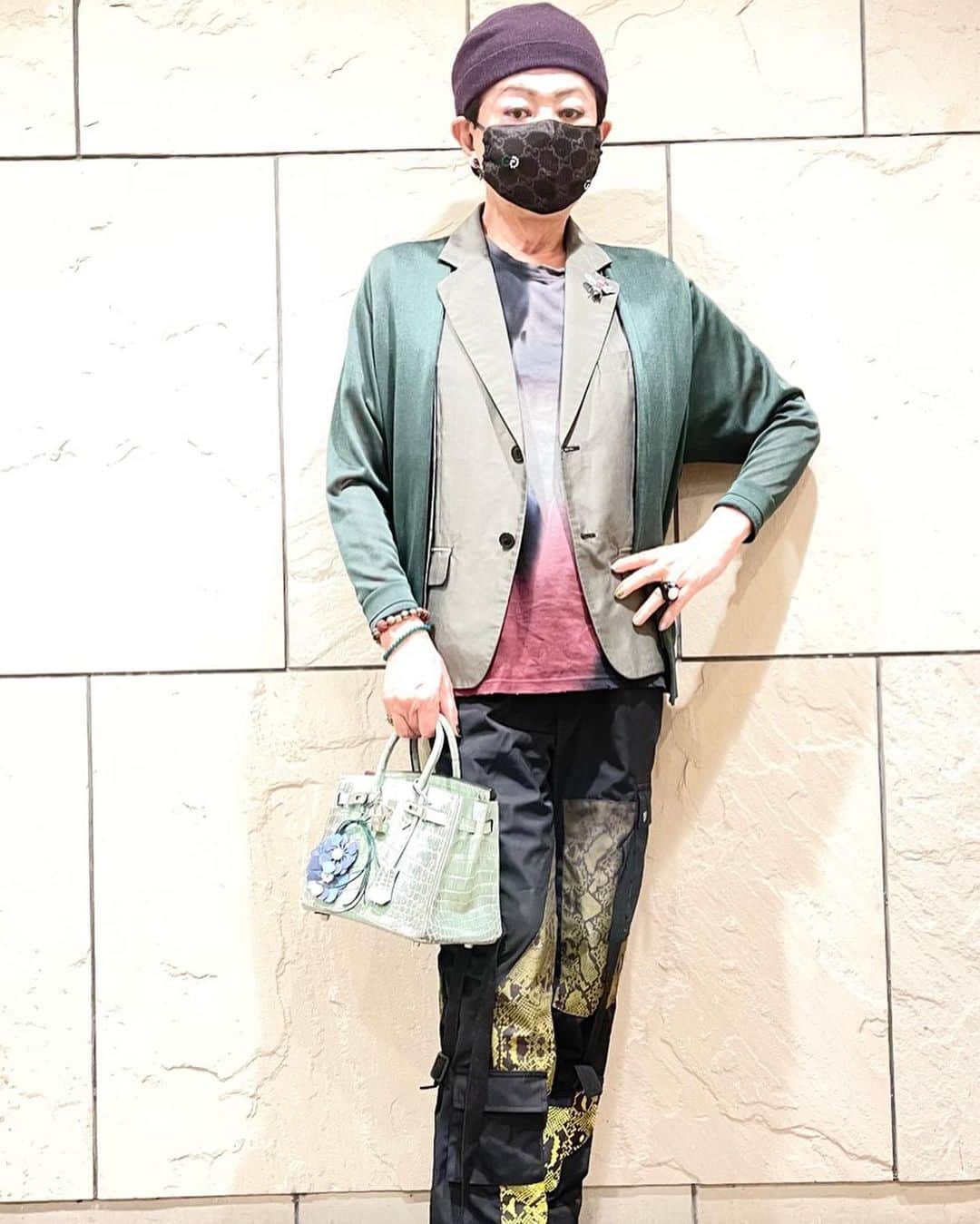 美川憲一さんのインスタグラム写真 - (美川憲一Instagram)「2年前に 買ったズボンが出てきて リサイクルショップで 状態が良かった サマージャケットに 合わせてみたら  ばっちり決まったわよ。  最近はお友達から 送られてくる  写真に癒されてるわよ〜  ブログに詳しく書いたわよ〜  #リサイクルショップ#薔薇#わんちゃん#美川憲一」5月12日 16時42分 - kenichimikawa_official