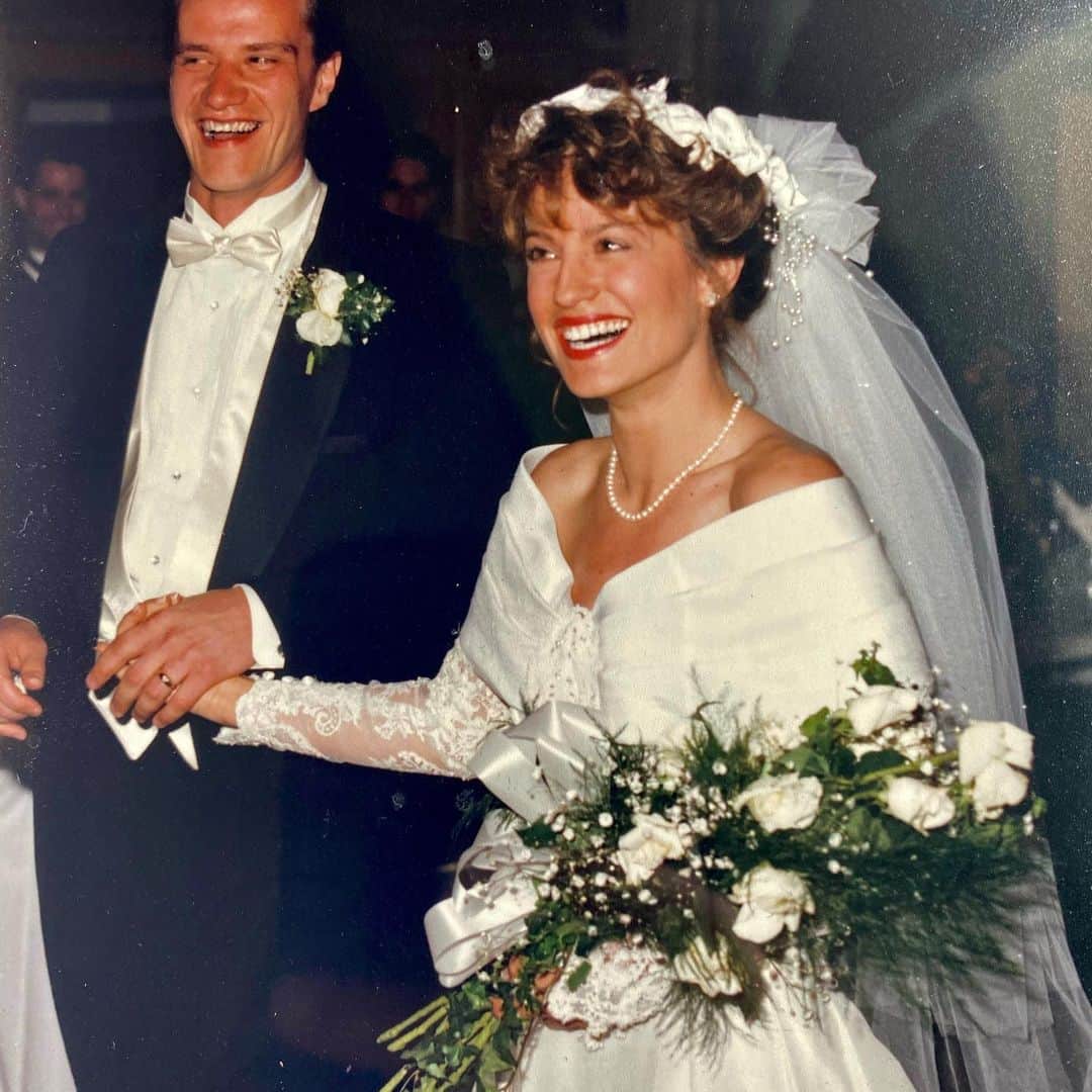 ティム・ディケイのインスタグラム：「Happy 30th Anniversary! These 30 years gave us two kids, six dogs, one hamster, one guinea pig, one rat, two tree frogs, multiple fish, countless stories, many memories and love, love, love. Here’s to the next 30!」