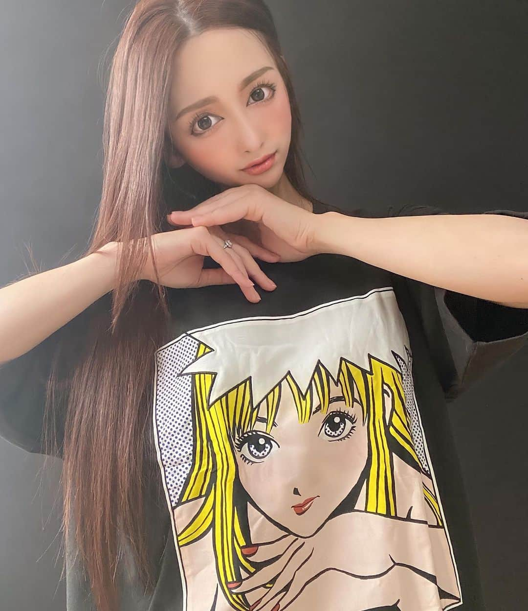 神子島みかさんのインスタグラム写真 - (神子島みかInstagram)「. 妹が突然Tシャツを 買ってきてくれたのだが 一体何を思ってこれを 選んだのか謎…w . 姉はこれを着まくるね。 とりあえず同じポーズしておく . . . #姉妹#長女#長女あるある#あまり当てはまらない#姉#妹#ありがとう#Tシャツ#アラサー#ママ#2児ママ#Tシャツと同じポーズをしてるつもり」5月12日 7時57分 - kagomika