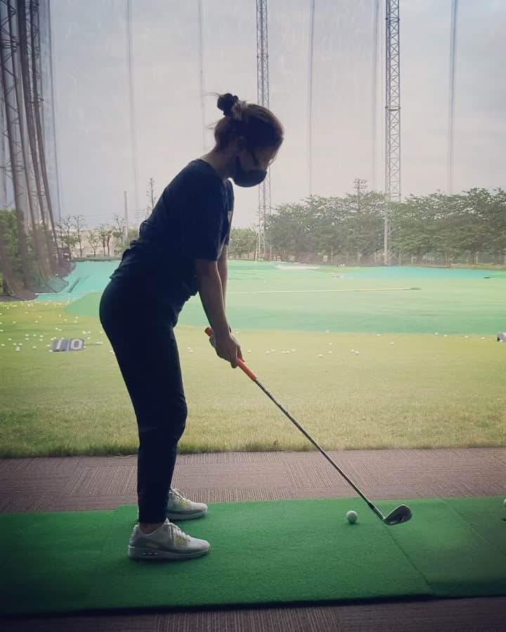 宮里美香のインスタグラム：「*** Good practice yesterday!!😎👍👍 久々にいい感触で練習できたー！ 今週の福岡⛳️頑張るぞ〜😤 . #golf #practice #bettereveryday」