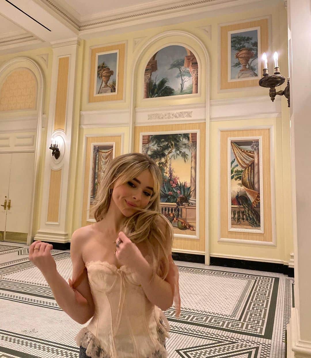サブリナ・カーペンターのインスタグラム：「22 is the age i’m going by now」