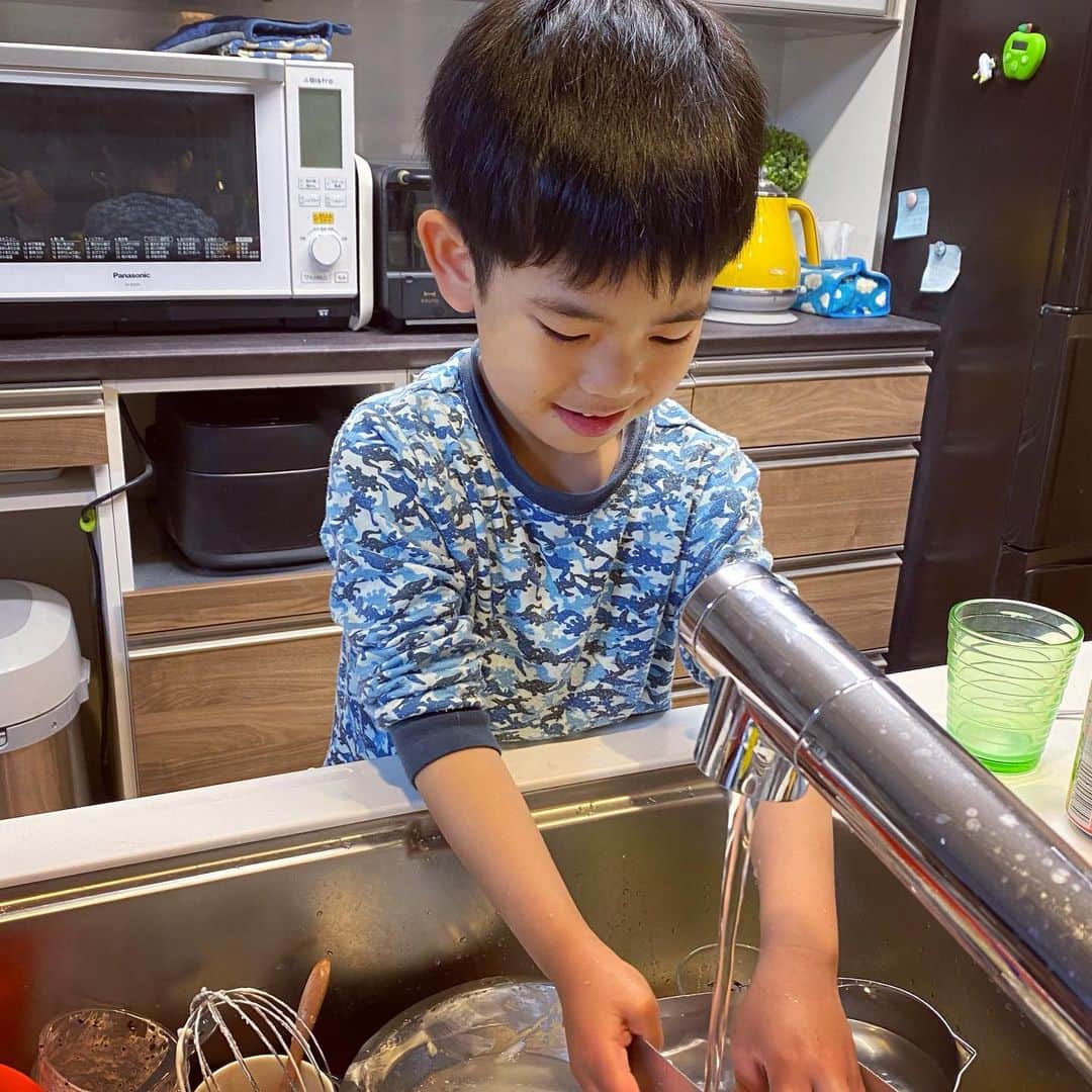 かんあきチャンネルさんのインスタグラム写真 - (かんあきチャンネルInstagram)「パパの背中を見て育つむすこ。 洗い物は男の仕事だ！w #5歳」5月12日 9時10分 - kan_aki_channel
