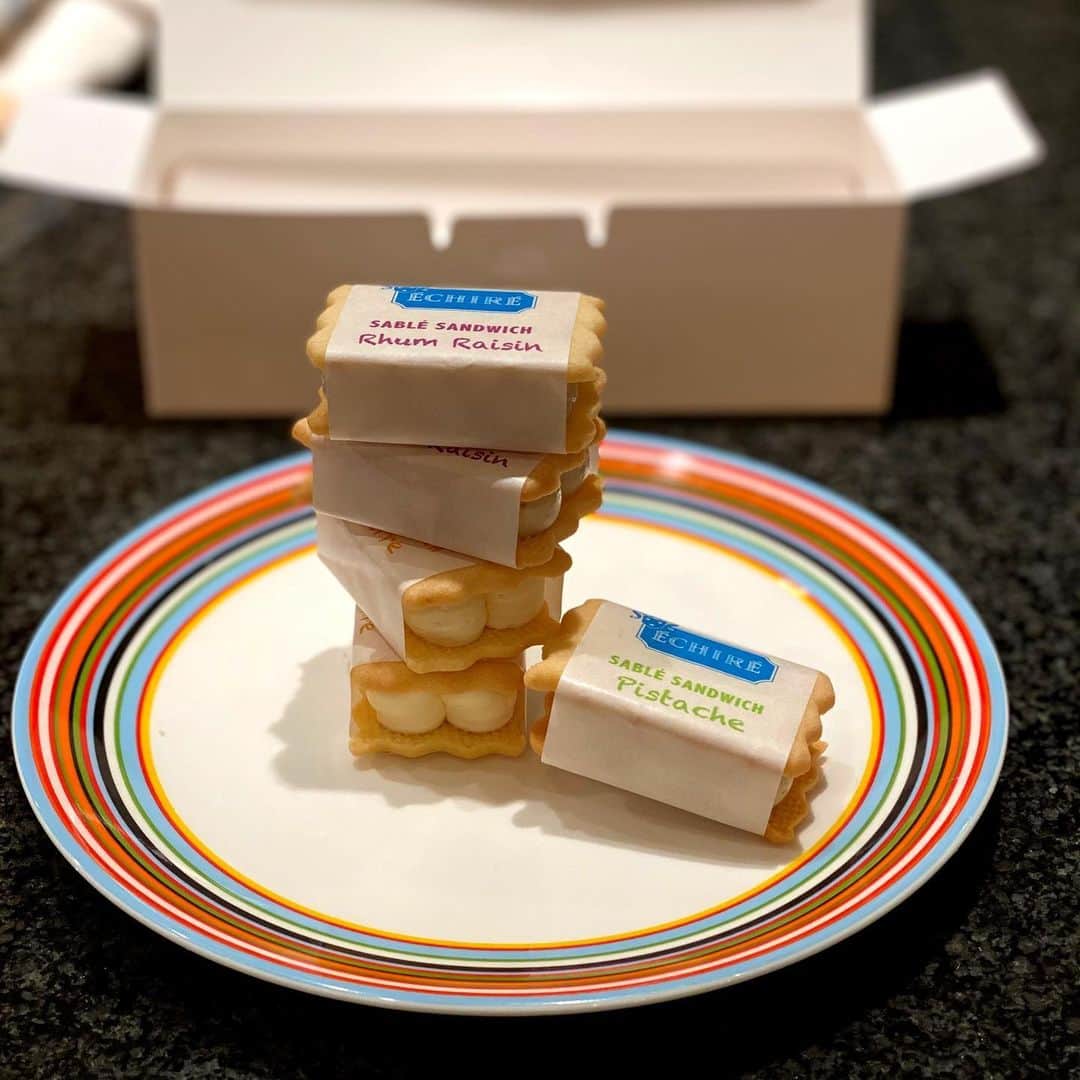 早見優さんのインスタグラム写真 - (早見優Instagram)「バターサンド❣️ Butter sandwiches 😊  #スイーツ #プチサイズで可愛いから重ねてみた #プチサイズ  #japanesesweets  #buttersandwich」5月12日 9時32分 - yuyuhayami