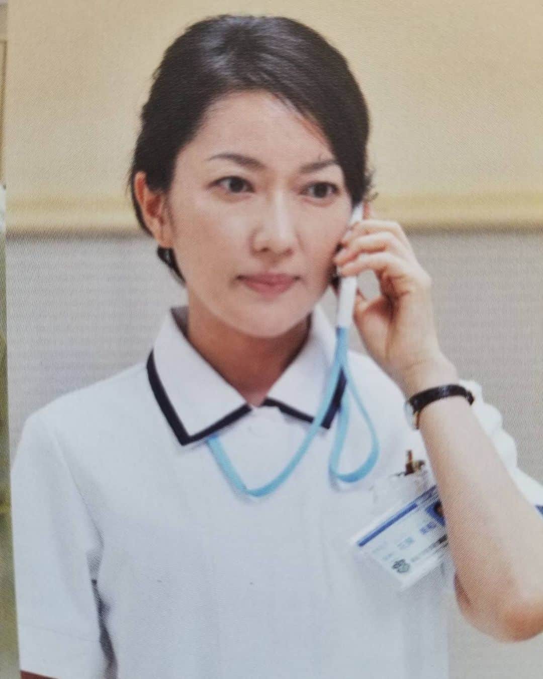 羽田美智子さんのインスタグラム写真 - (羽田美智子Instagram)「今日5/12は『国際看護の日』！ ナイチンゲールのお誕生日にちなんでつけられたそうです。 亡き祖母の誕生日でもあるので覚えやすいです😊  「白衣の天使」と言われる看護師さん✨ そもそも看護師さんを目指されるという段階で精神性が高い、、、  私を応援してくださってる方の中にも看護師さんがいらっしゃるのですが、お会いした時や、いただくお便りの言葉が、誠実で優しくて温かくて本当に素敵な方達なんです✨✨  私の尊敬する『気』の先生が仰ってました。 看護師さんは尊いお仕事。弱ってる人に寄り添って、厭わずお世話をする姿。 お仕事とはいえ、なかなか出来ないことですよ、と。 来世はとっても恵まれた人生を歩まれます、とも。  以前入院した時、 看護師さん達の一生懸命働いてる姿が心の励みでした。 かけていただいた言葉はずっと私の中で響いています。  厳しい日々が続いてますが、改めて日本中の看護師さん達に感謝したいと思います。  本当にお疲れ様です。 そしてありがとうございます。 くれぐれもご自分のお体も大切に、ご自愛くださいますように🍀🍀  写真は、一度だけ看護師長役をやらせていただいた時のものです☺️  追伸。 今夜『特捜9』よろしくお願いします🙇😊  #国際看護の日 #特捜9」5月12日 9時50分 - michikohada