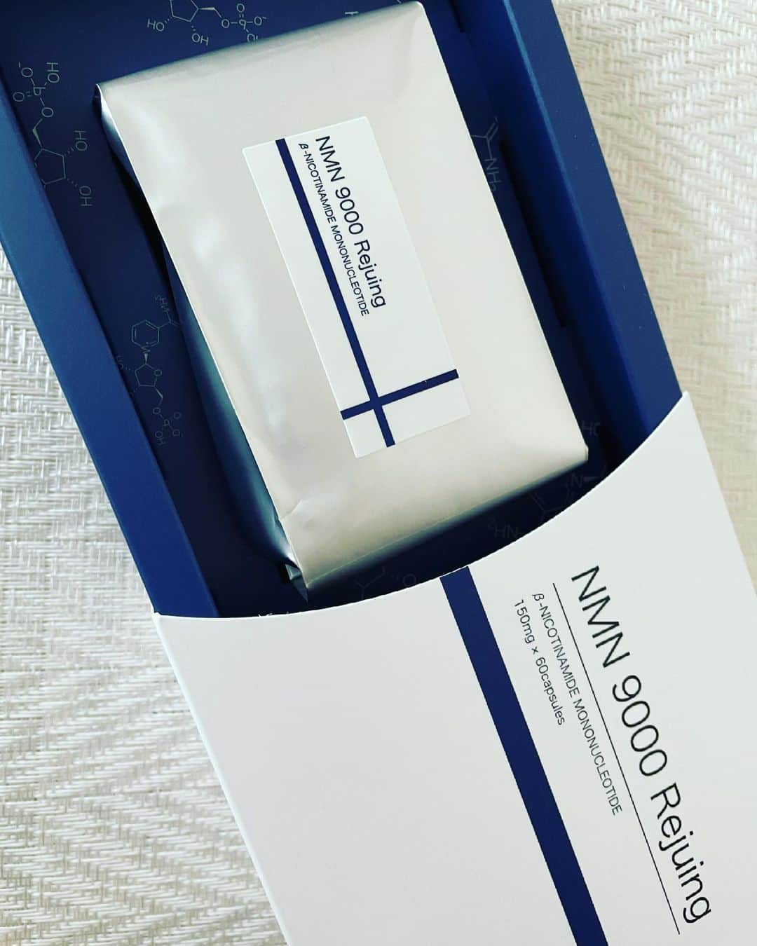 のインスタグラム：「✨✨✨ 『夢の若返り✨現在進行中！』   それができるサプリ 【リジュイング💊💊 ✨】   📍NMNとは…  ♦️2020年4月に厚生労働省によって食品としての使用が認可された新素材  ♦️元々は食品や私たちの体内に存在する物質  ♦️ビタミンB3群の中に含まれる 「β- ニコチンアミドモノヌクレオチド」 の略で  長寿に関係する抗老化遺伝子 「サーチュイン」の働きを活性化🧜🏻‍♀️  そのサーチュインの活性で最先端エイジングケアへ🥰   👯‍♀️もう40代なので 最近サプリや体内外のエイジングケアに興味が出てきました💊✨  10年後20年後の綺麗を目指して続けてみます🥰  ✨✨✨ 🧜🏻‍♀️身体も心も綺麗に強く💗 ✨✨✨  #リジュイング #nmnサプリ #アンチエイジング #nmn #若見え #アラフォー #pr @rejuing  #サプリメント  #サプリ  #40代  #健康  #ビューティー  #美意識  #美魔女 #いつまでも綺麗でいたい   綺麗なひいおばぁちゃん目指します😍💕」