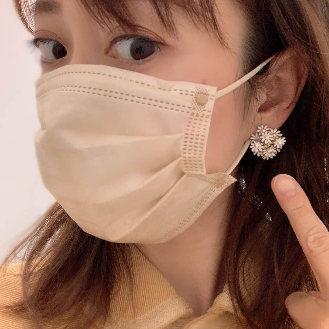 倉野麻里さんのインスタグラム写真 - (倉野麻里Instagram)「久しぶりの投稿です。 #倉野麻里 です。  昨日の#プラス9 、ご覧頂けましたか？衣裳のお花のピアス🌸が可愛かったです。さらに、マスクとジャケットが同じ色でした。(偶然ですが)  放送のたびに1時間があっという間に経ってしまって、楽しかったなあ、もっと続けたいなあという気持ちで終わります。  また来週の火曜日にお会いしましょう。  #日経ニュースプラス9 #山川龍雄 キャスター」5月12日 10時38分 - marikurano