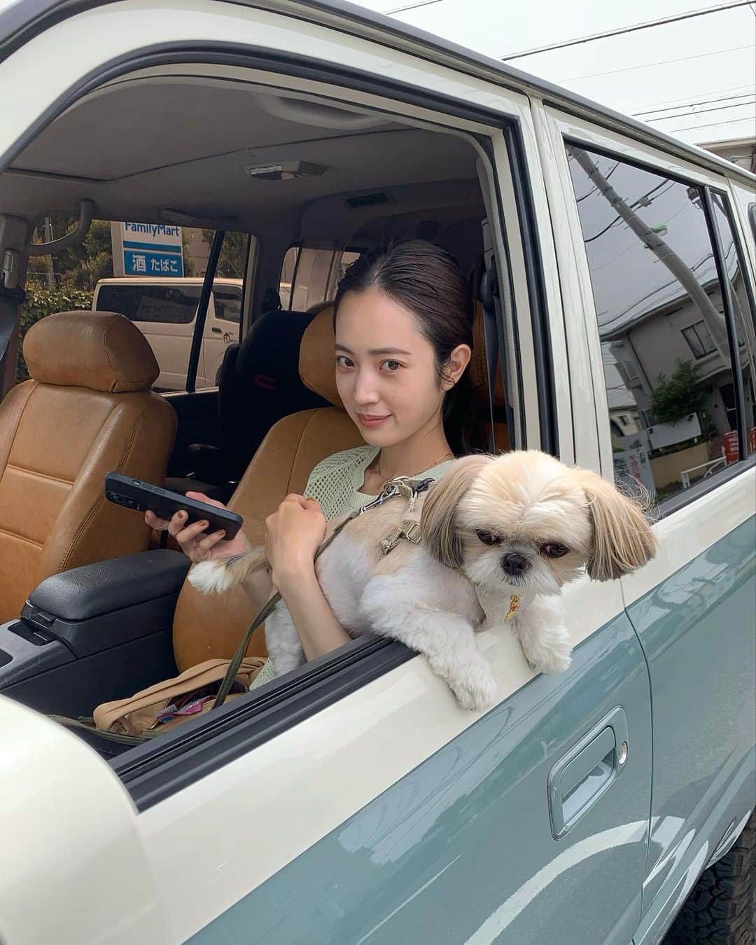 馬場一馬のインスタグラム：「休日☀️🐶👩🏻 本日はお休みをいただいております！！ 明日から出勤してますので皆様のご来店お待ちしております✨✨」