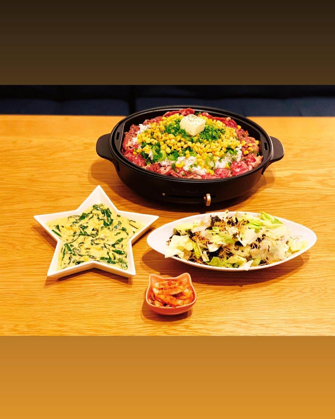 間宮梨花のインスタグラム：「みんな大好きなペッパーランチ！ 牛肉に酒と醤油とニンニクで 下味付けといて 牛肉まわりに〜 ご飯真ん中〜 ねぎわっさー コーンわっさー バターのせて ブラックペッパー大量！ 火がとおってきてまぜてるときに 焼肉のたれ追加！ 適当でもぜっったいにおいしくなる！し見た目盛れる‼️ #りかちゅう飯 #ペッパーランチ  #ペッパーランチ風  #ホットプレート #ホットプレート料理  #お家ご飯」