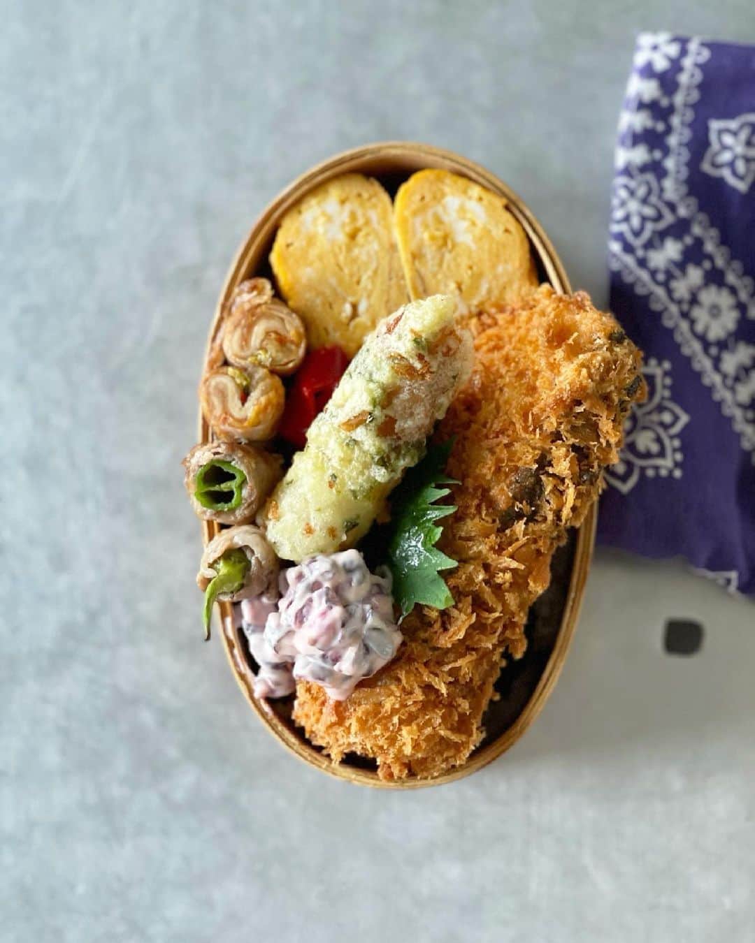 神崎恵さんのインスタグラム写真 - (神崎恵Instagram)「今日はのり弁。 のりの下にお醤油味のおかかをひいたごはんにお魚のフライとちくわの磯辺揚げの組み合わせが食べたくて。 シンプルにするつもりが、色合わせをしたら、結局のりごはんが見えなくなってしまいました😂 サーモンのフライ チーズ入りちくわの磯辺揚げ キムチの豚肉巻き ししとうの豚肉巻き 赤ピーマン和え しば漬けタルタルソース　シバ漬けを刻んでマヨネーズとにんにくすりおろしをまぜてます たまご焼き　又は　ゆで卵 白米の上にはおかかとのり たまご焼き、いそいでいて混ぜきれなかった。。😂  今日は朝から仕事と家のいったりきたり💨 わくわくする準備をしながらお仕事してます。  #恵弁 #お弁当 #meggben」5月12日 10時58分 - megumi_kanzaki
