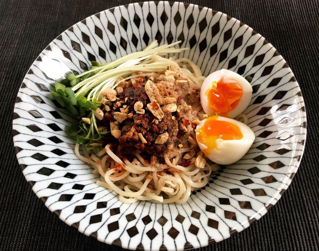 ホリエアツシさんのインスタグラム写真 - (ホリエアツシInstagram)「#汁なし担々麺 という概念 #麺劇場玄瑛 #geneiwagan #麻辣ナッツ」5月12日 11時06分 - a.horie