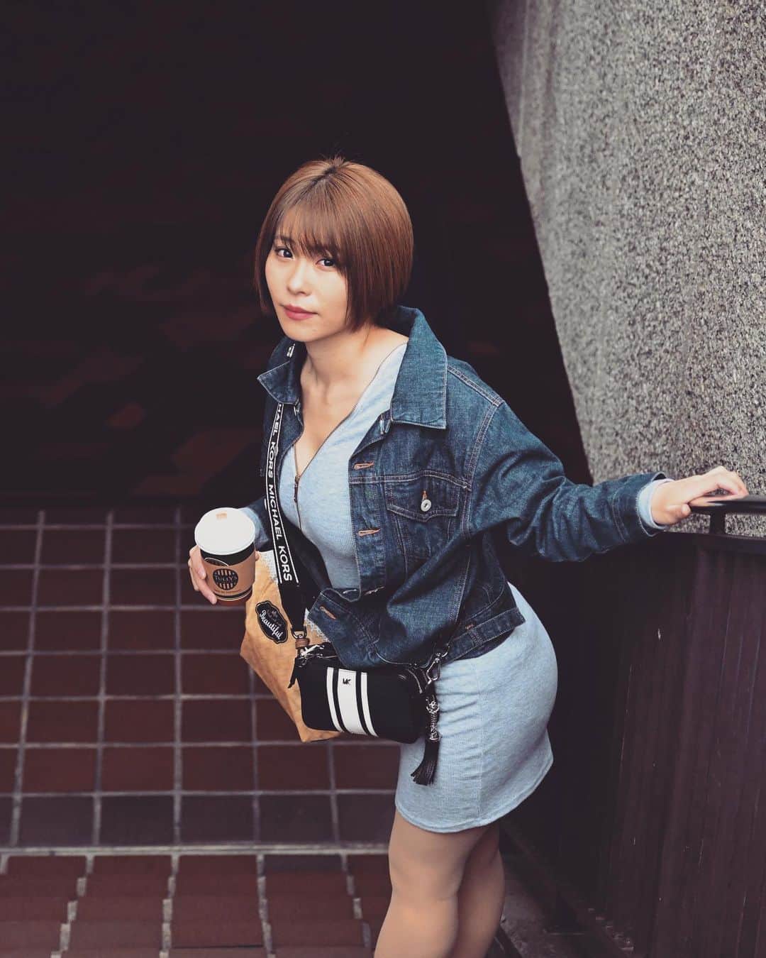 塚田綾佳のインスタグラム：「おでかけ❤︎ ・ ・ #portrait #ぽん散歩　#浜松町駅　 #彼女とデートなうに使っていいよ #SNS用レンタル彼女 #snsレンタル彼女  #あやぽんコーデ　#155cmコーデ #Sサイズコーデ #Sサイズモデル  #インスタグラビア #girl #ショートカット女子 #泳衣系列  #shooting #셀카 #미소녀 #일본인 #非常好 #摄影 #塚田綾佳」