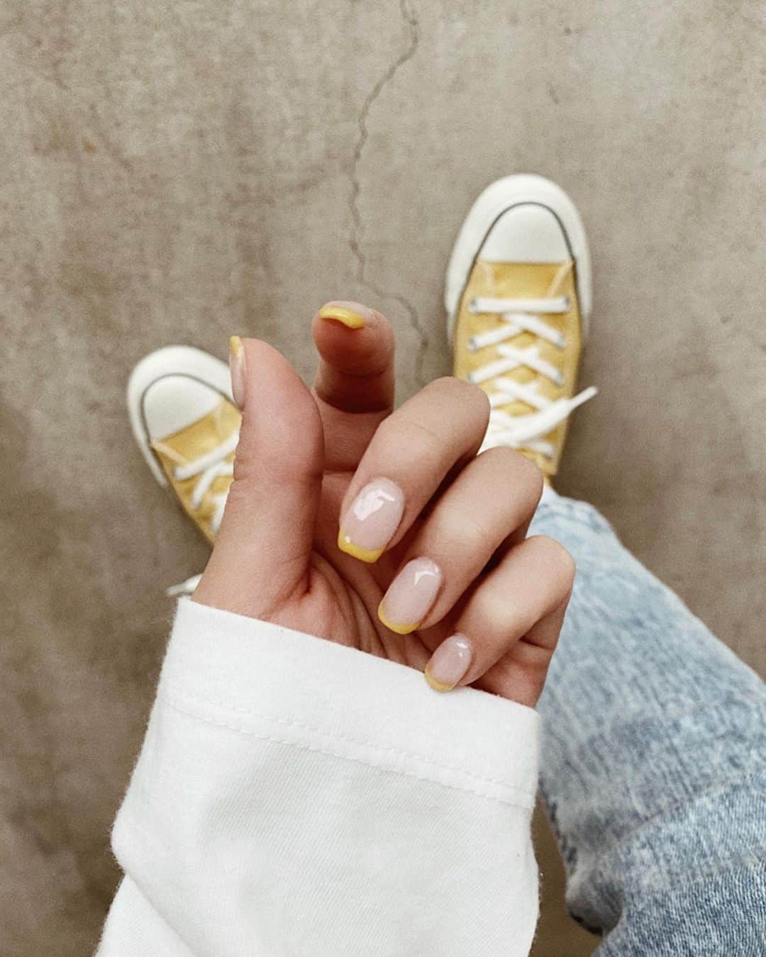 のインスタグラム：「#selfnail  𝚢𝚎𝚕𝚕𝚘𝚠🌼💛🌻💫」