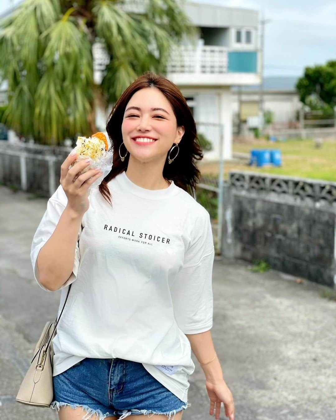 石井里奈さんのインスタグラム写真 - (石井里奈Instagram)「こんにちは🌞 . 今日も里奈ログ@石垣島編😎🌴🌺 石垣島のソウルフード✨ オニササを初体験してきました👏 . 訪れたのはオニササ発祥の店、知念商会さん！行列ができるほどの人気店✨ セルフで作るんだけど、ささみカツを取ってソースとかマヨネーズをかけて、その後おにぎりをドンとのせて潰して完成❤ とっても簡単、豪快なお料理✨ . 地元の人に愛されてる味なんだとか🧡 朝いったら揚げたてのカツとホカホカのおにぎりで最高に美味しかったよ😚🍙 カツの上でおにぎり潰すのがなんだか新鮮でした💕👏🏻笑 . tops... @radicalstoicer  denim... @tothesea_hawaii  bag... @bonaventura.official  . また更新します❤️ 今日も素敵な一日を💕 . #石垣島 #石垣島グルメ #ishigakiisland #ishigaki #沖縄 #沖縄旅行 #okinawa #グルメ旅 #グルメ #ご当地グルメ #ソウルフード #オニササ #おにぎり #カツ #ささみ #簡単レシピ #お料理 #お弁当 #朝食 #ランチ #惣菜 #cooking #揚げ物 #おむすび #沖縄グルメ #知念商会 #ショーバン #tシャツ #tシャツコーデ #カジュアルコーデ」5月12日 12時18分 - ri7tin1025