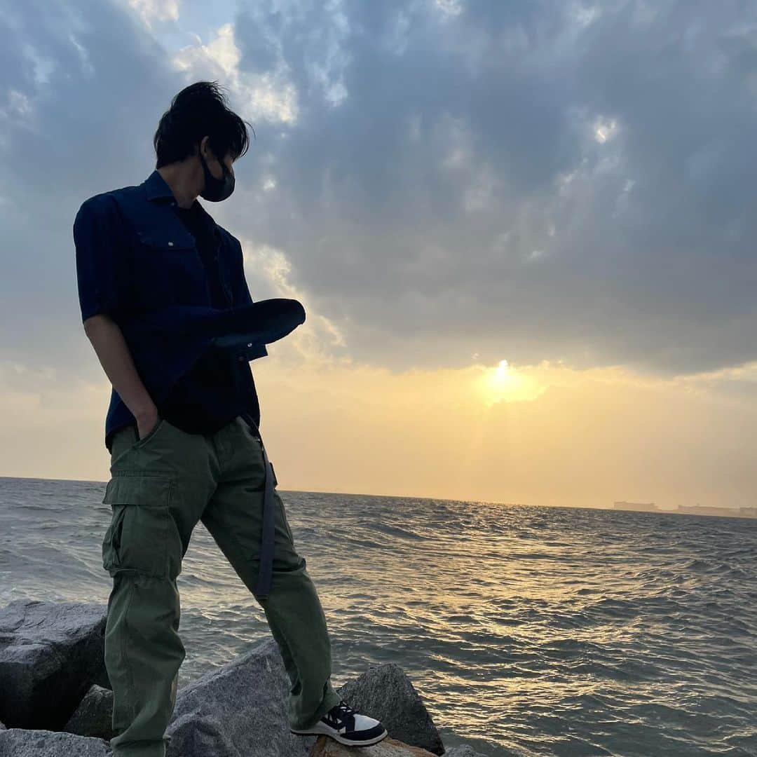 石橋和磨のインスタグラム：「久しぶりの投稿です 先週今年初めての海に行ってきました！ 大学生になったので投稿増やしていきたいです！ 風で髪の毛が荒ぶってるのは気にしないように #海岸」