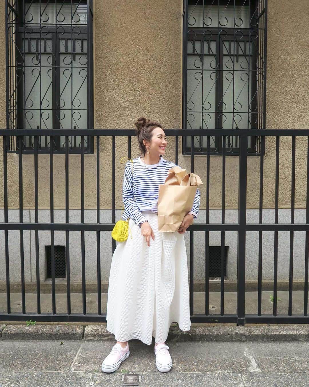 Mai Wakimizuのインスタグラム：「自宅用と手土産用にパンやらスコーンやらを買い込んだ♡笑 blue.yello.pinkでカラフルコーデ♡カラーを身にまとうとお天気が悪くても気分が明るくなるからやめられない＼(^o^)／届くのを楽しみにしていたrosy monsterのトップス、ボーダーはここ数年長らく着てなかったので不安だったけど、さすがrosyマジック！ヘアスタイルにもしっくり♡ #wakkinstyle#ootd#coordinate#ママコーデ tops:#rosymonster @rosy_monster  skirt:#linkable @linkable_official(サンプルの為実際の長さと異なります) bag:#bottegaveneta  shoes:#vans」